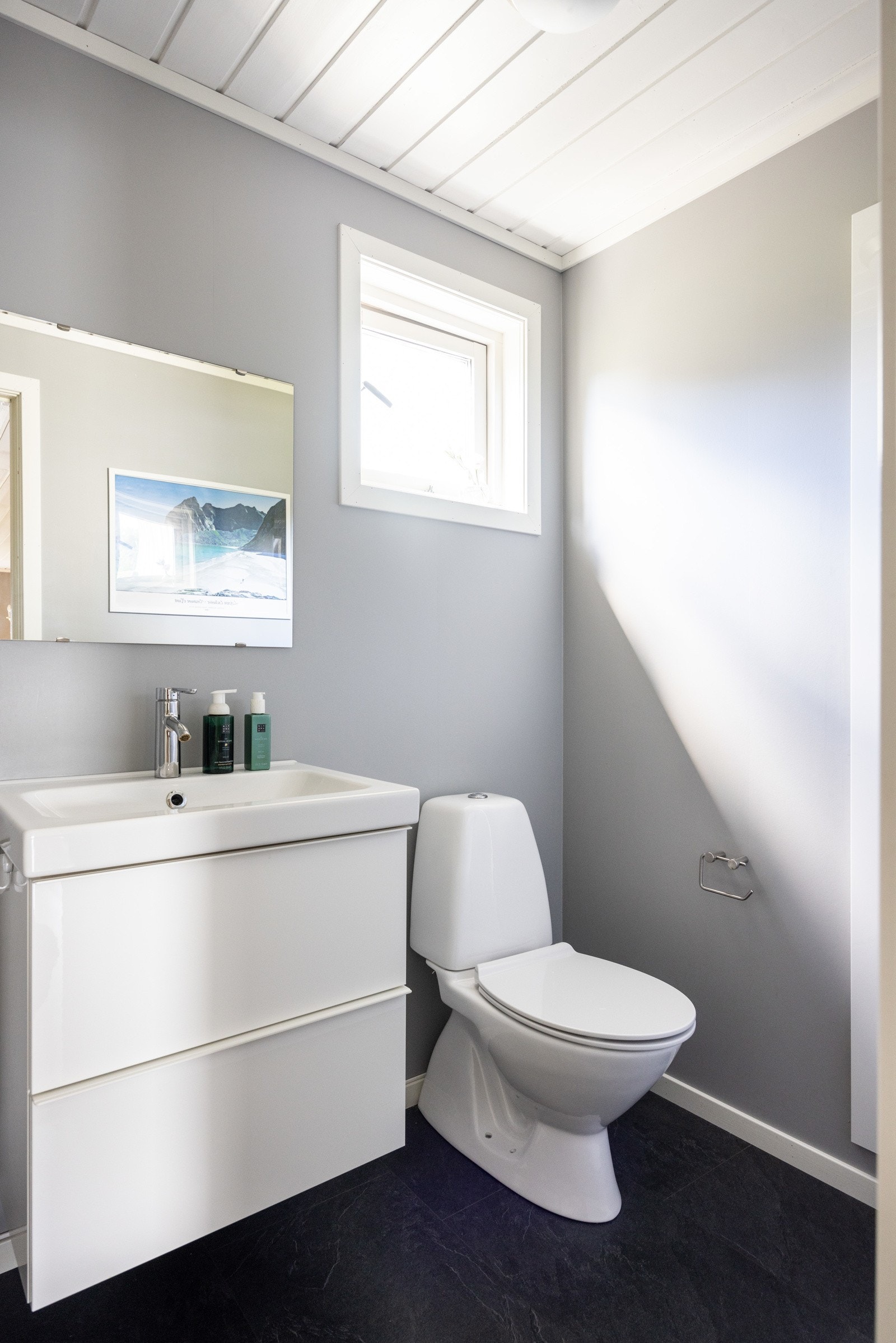 I første etasje er det også gjestetoalett med WC og servant Galleribilde