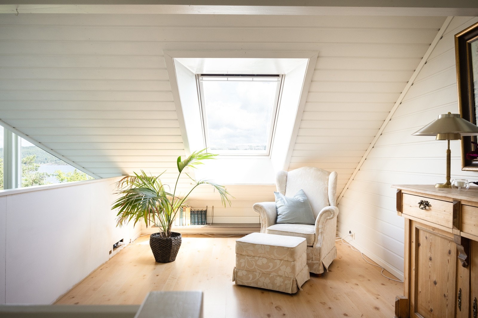 I boligens loftsplan er det en mindre stue som enkelt kan innredes som lekerom/hjemmekontor- alt etter ønske og behov! Galleribilde