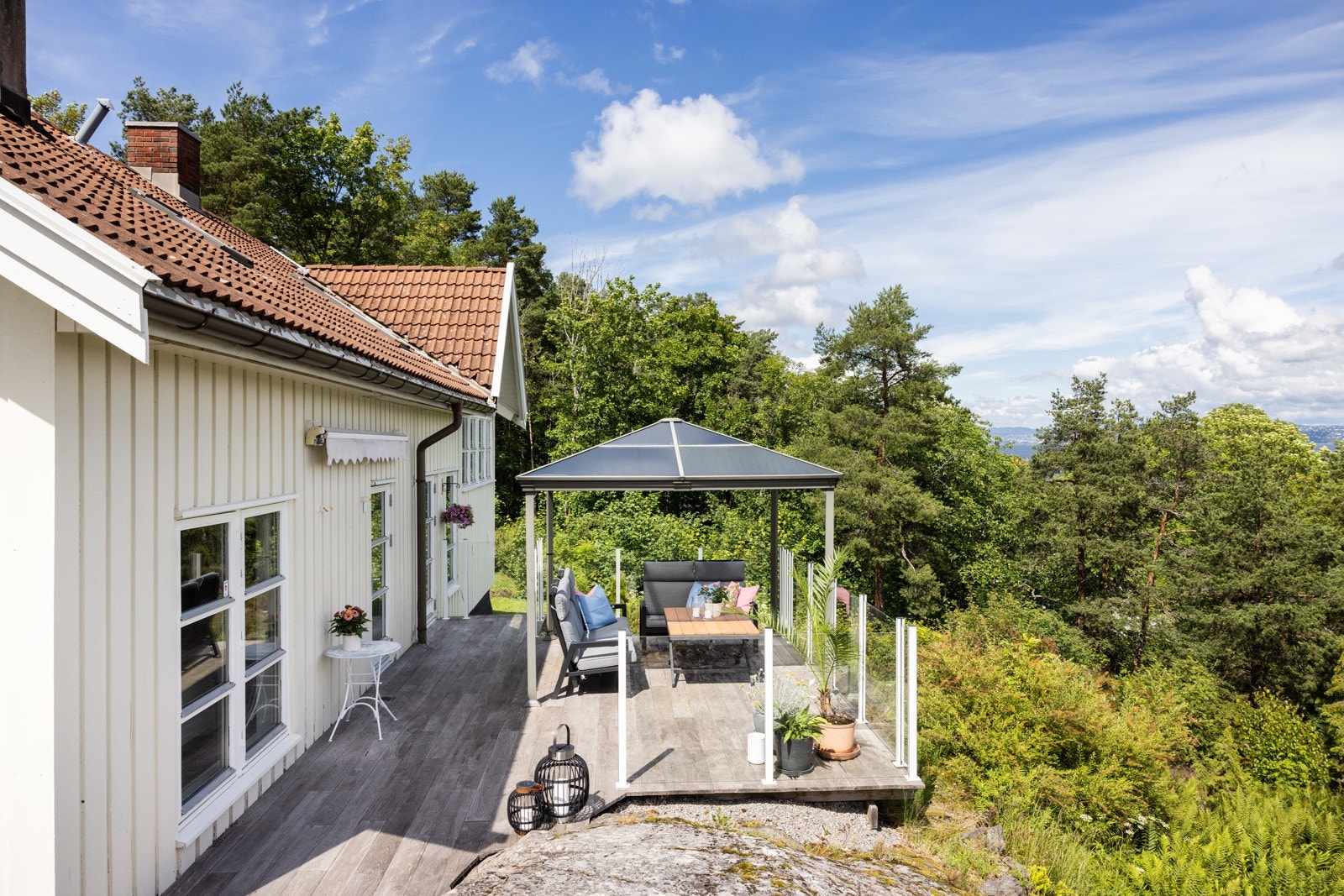 Fra kjøkkenet er det utgang til fantastisk terrasse på 64kvm som binder uteareal og innvendig areal sammen på en fin måte Galleribilde