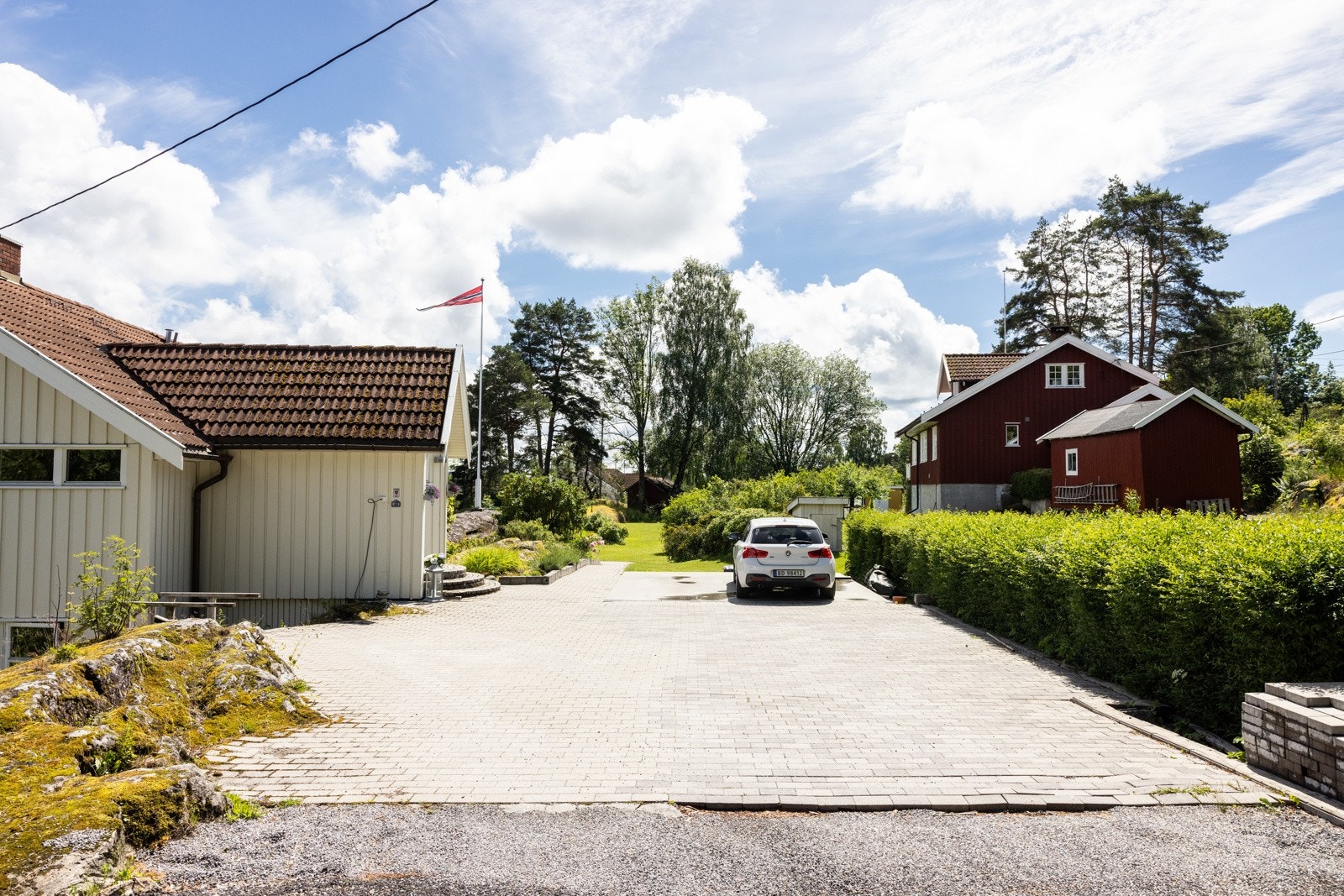 Innkjørselen har god plass til mange biler, og det er støpt grunnmur til garasje Galleribilde