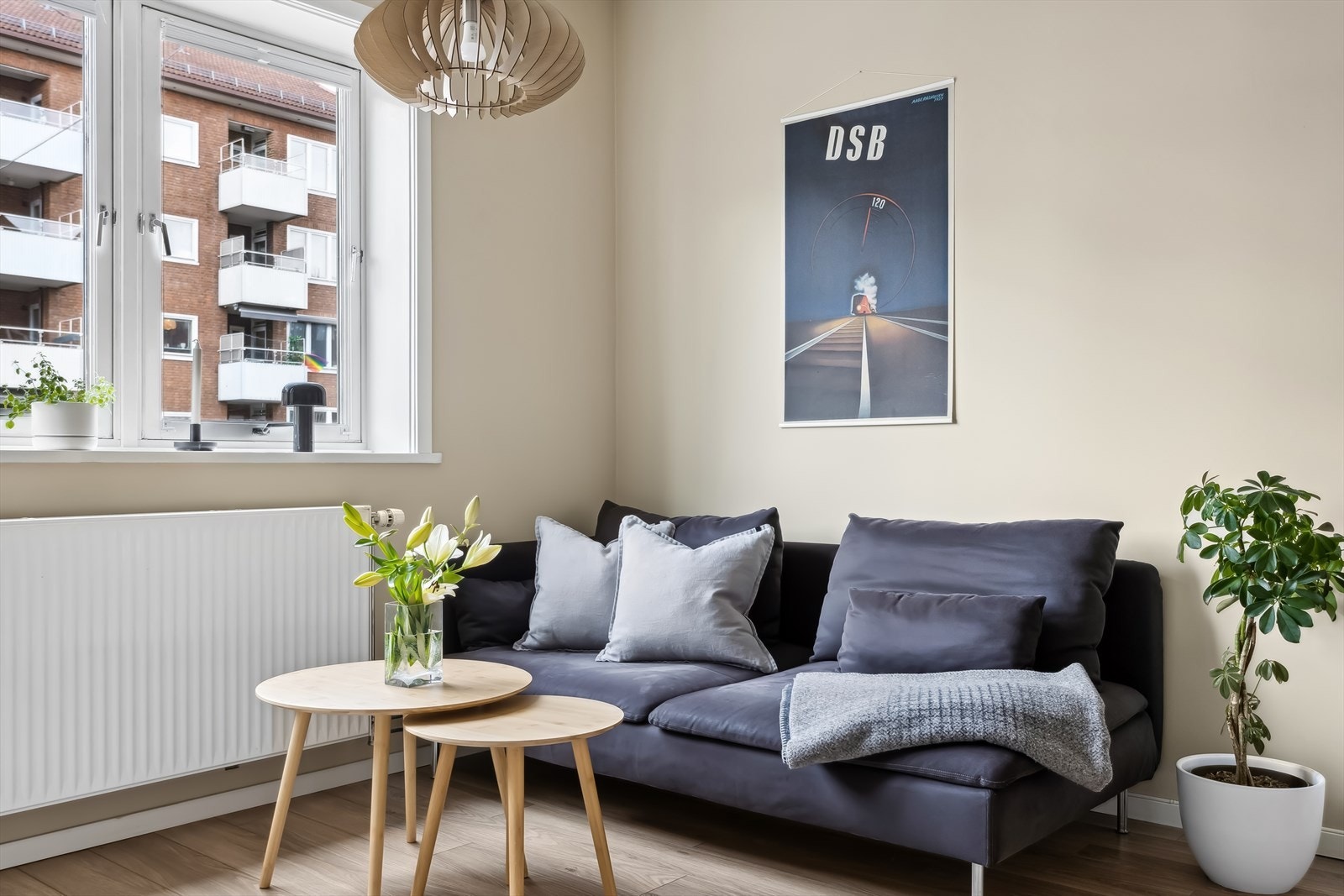 Nå har du muligheten til å kjøpe en rålekker 2-roms som har en svært god beliggenhet i borettslaget! Galleribilde