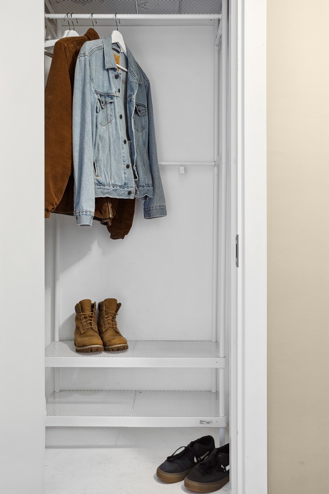 Her får du ekstra lagringsplass til yttertøy, støvsuger og det man ønsker å gjemme bort. Galleribilde