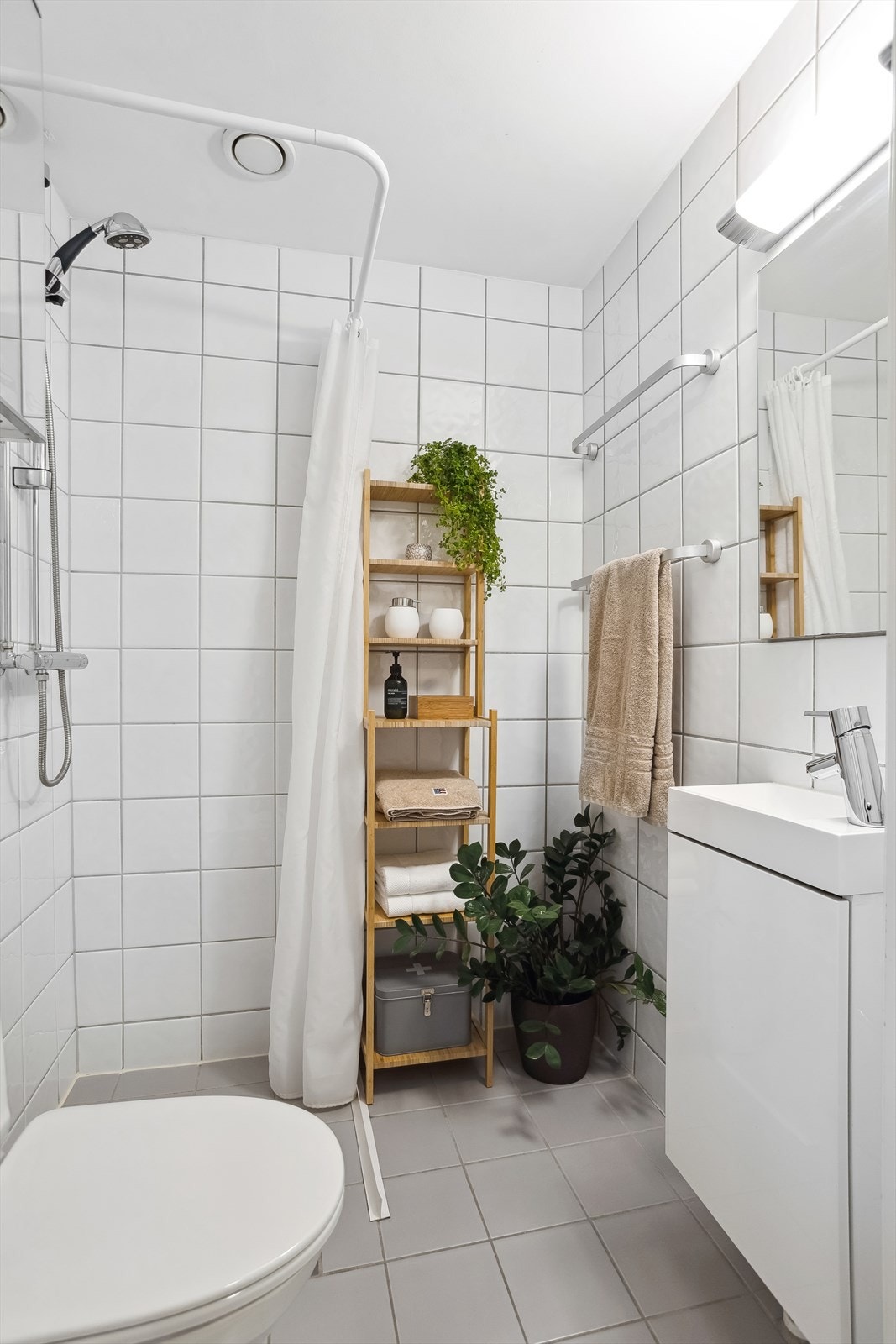 Lyst og modernisert bad i regi av borettslaget fra 2001. Her er varmtvann inkludert, så her kan du dusje lenge om morgningen! Galleribilde