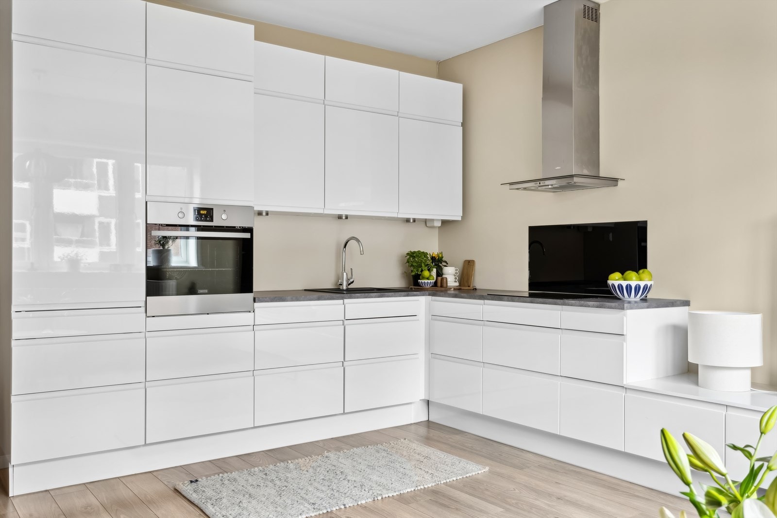 En god kombinasjon av mye skap og skuffer gir mye oppbevaringsplass og gode arbeidsflater. Galleribilde