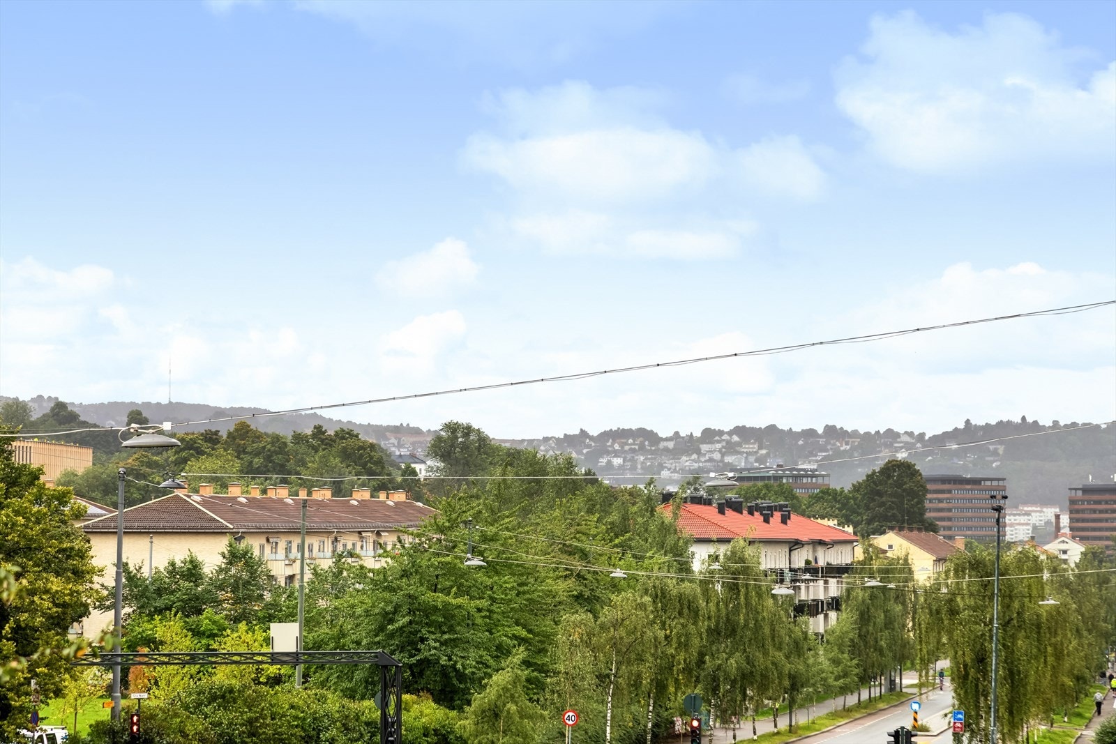 Området rundt er omkranset av flere grønne lunger. Galleribilde