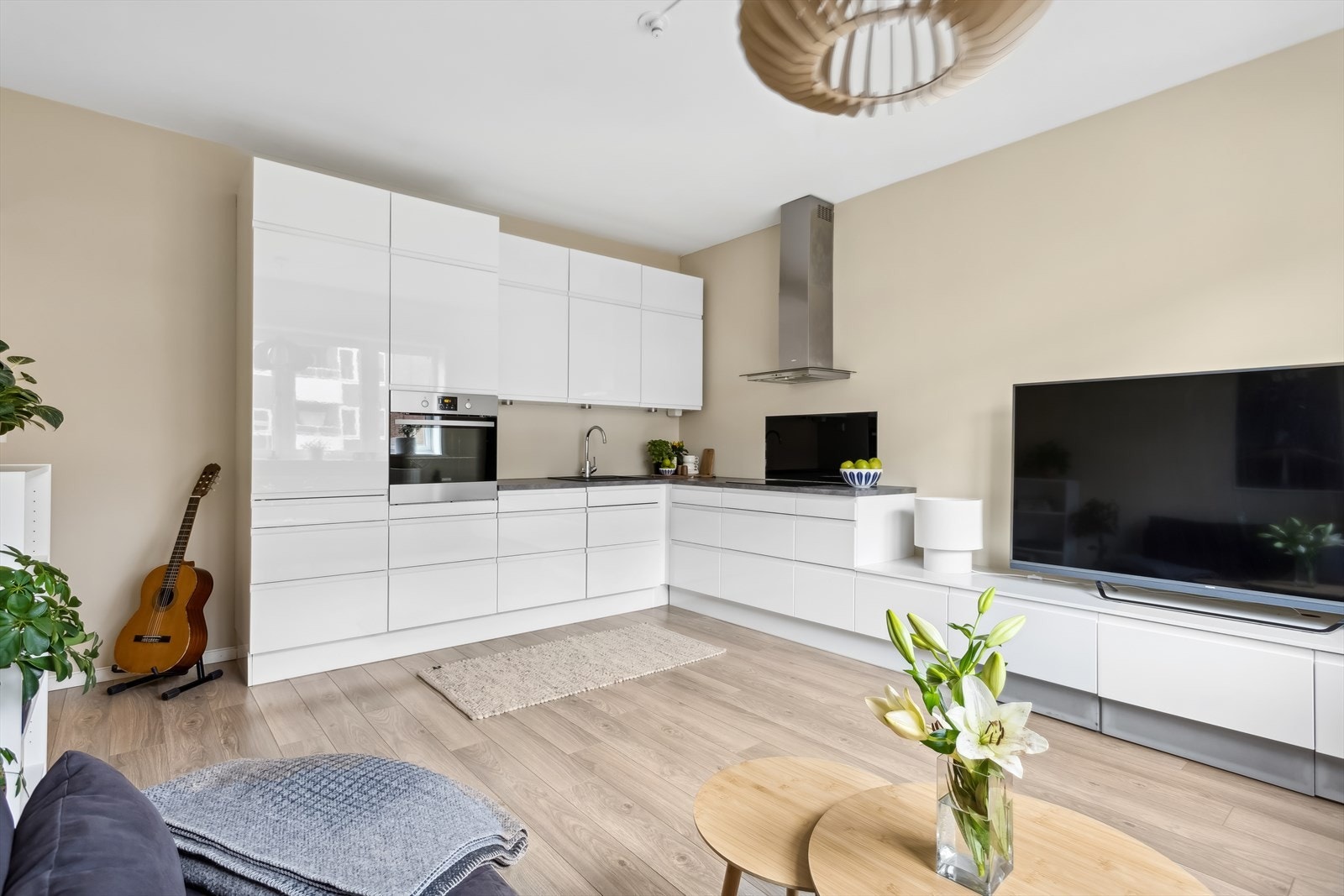 Kjøkkenet fremstår som åpent og stilrent med lyse og glatte fronter. Galleribilde