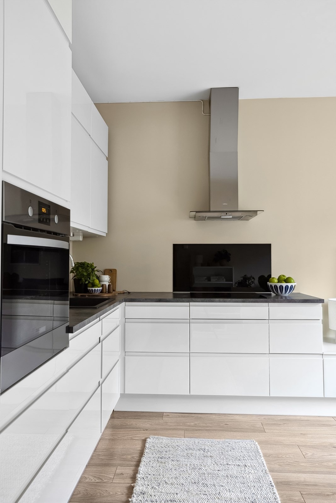 Hele leiligheten er malt i 2024 i en behagelig og nøytral farge. Galleribilde