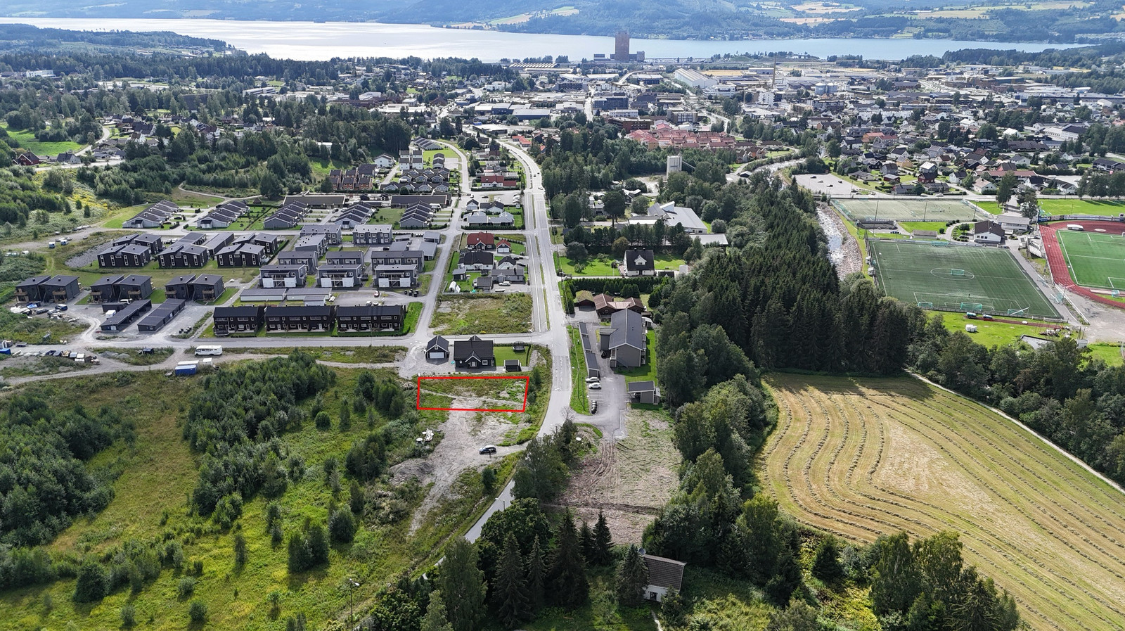 Tomten er angitt med rød ramme. NB! Ikke kontrollmålt. Ta kontakt for eksakte tomtegrenser.