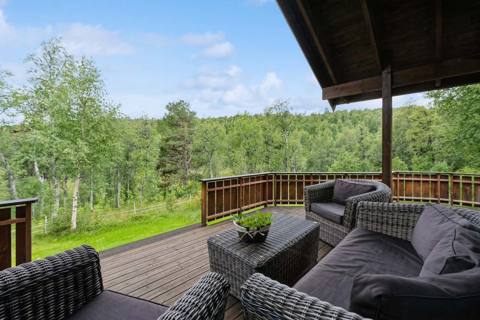 Gode solforhold og naturskjønt utsyn nytes til det fulle på en dels overbygd, stor terrasse. Galleribilde