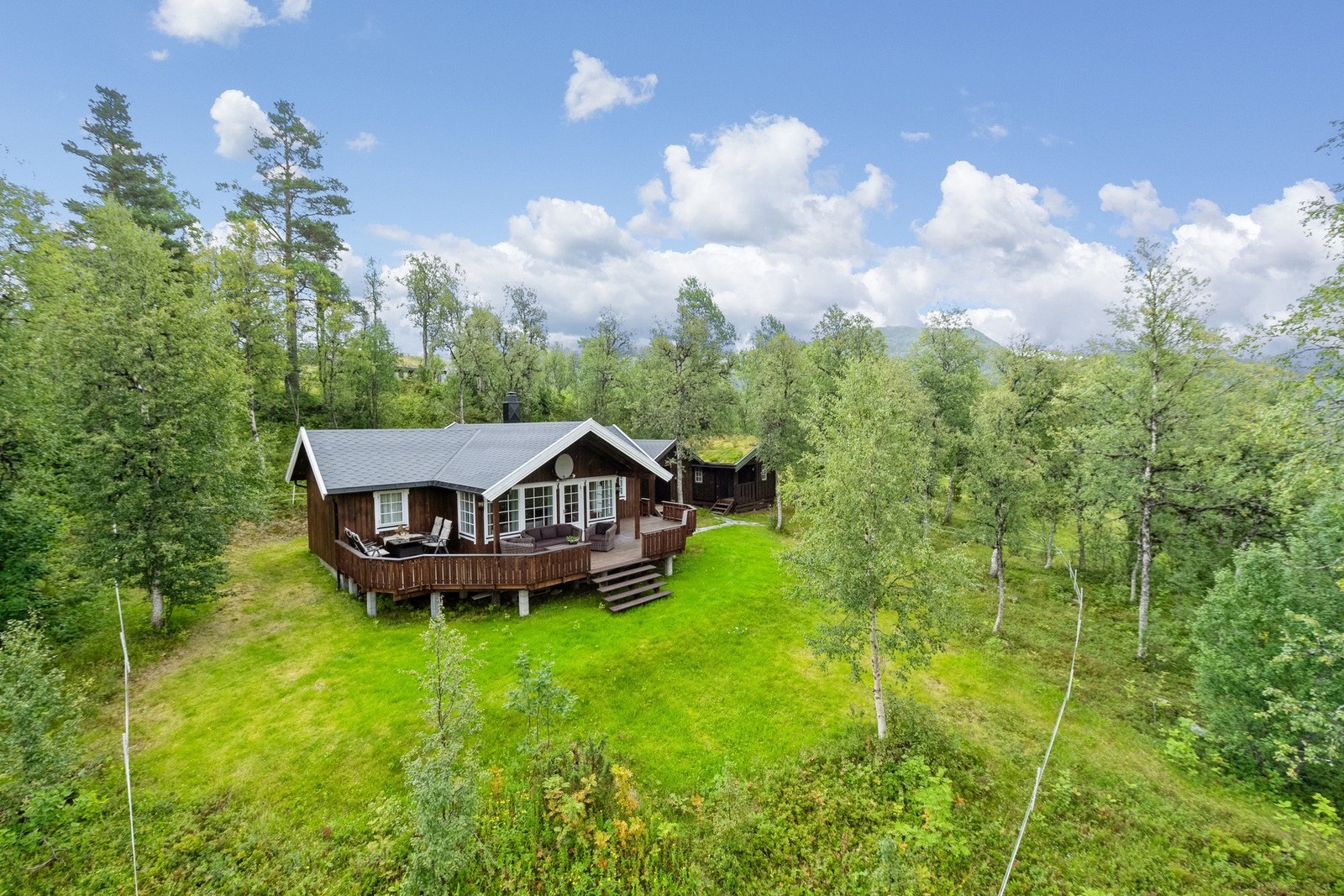 Eiendomsmegler 1 v/ Sindre Belsås har gleden av å presentere denne flott hytta fra 2015! Galleribilde