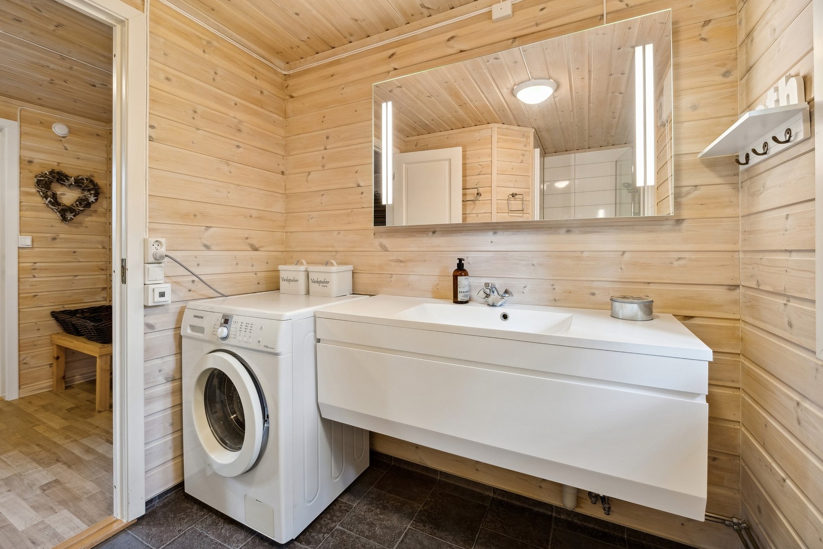 Hytta har et delikat bad med elektrisk varme i gulvet og opplegg for vaskemaskin. Galleribilde