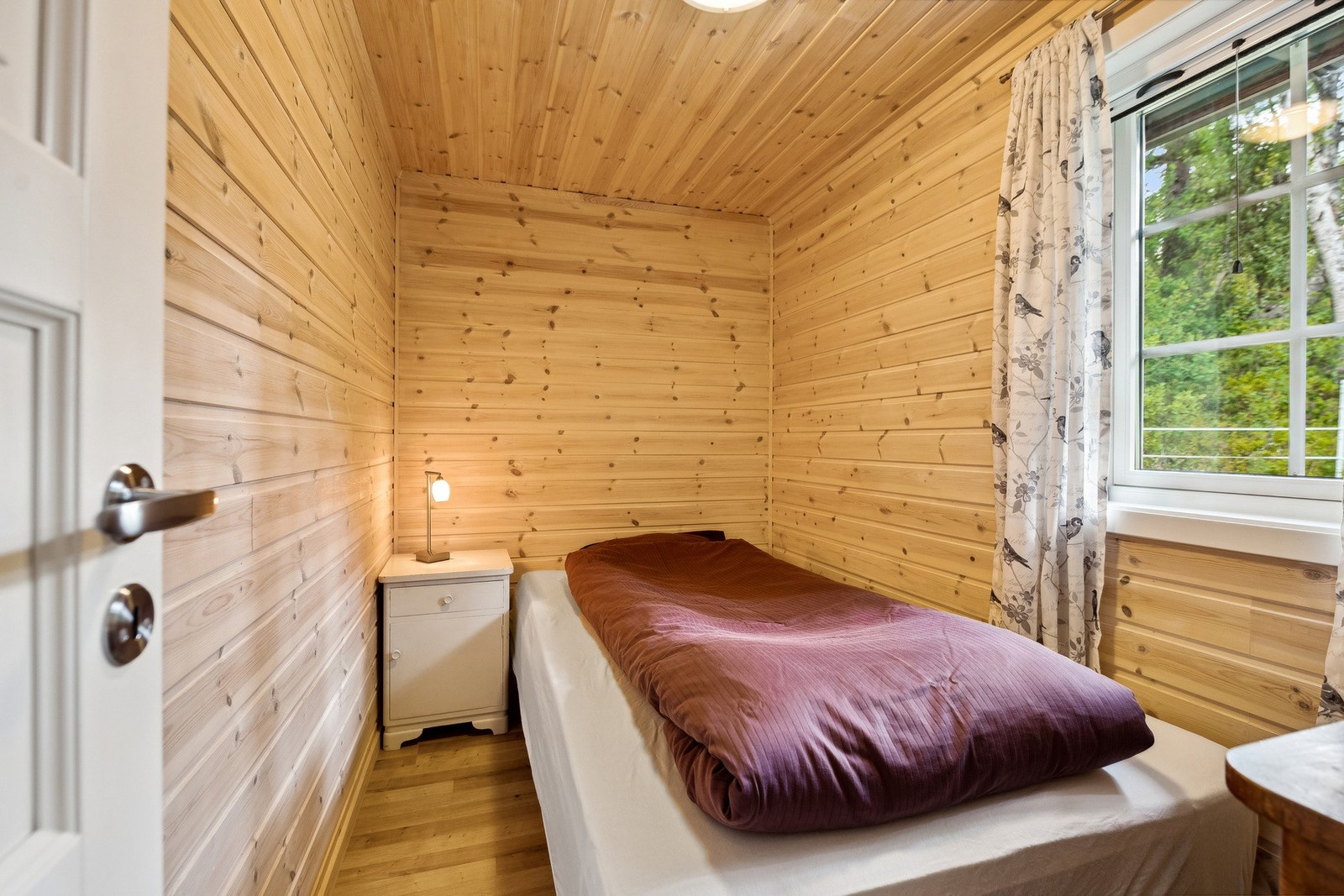 Begge soverommene får rikt, naturlig lysinnslipp fra store sprossevinduer. Galleribilde