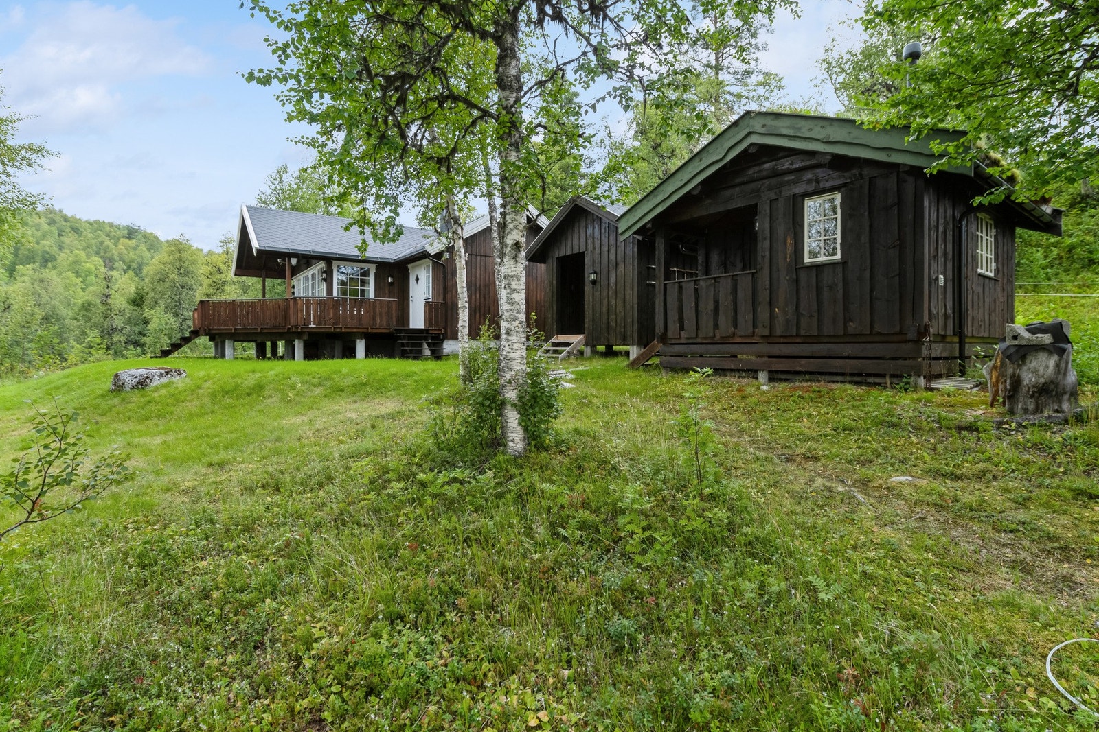 Hytta, annekset og uteboden ligger fint plassert på en skrånende, solrik tomt på 975,8 kvm. Galleribilde