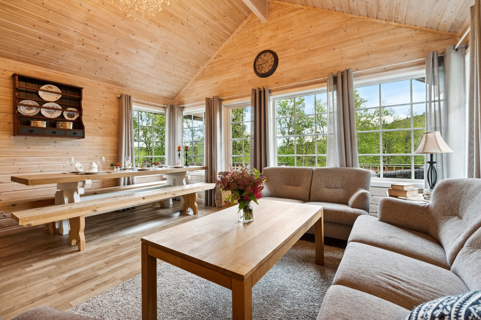 Fra stuen er det utgang til en sydvestvendt terrasse av god størrelse. Galleribilde