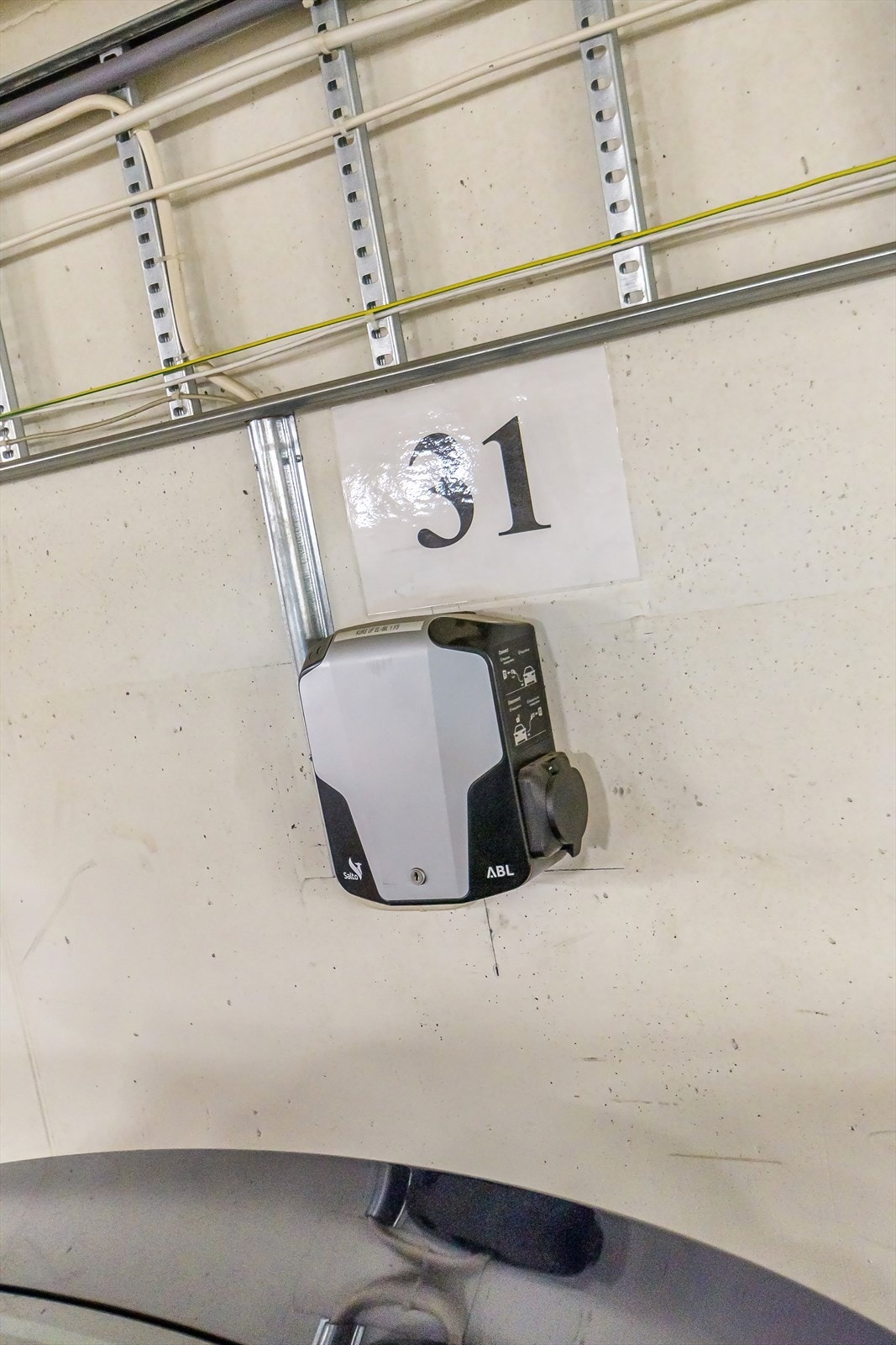 Det er etablert elbil lader på en av plassene. Galleribilde