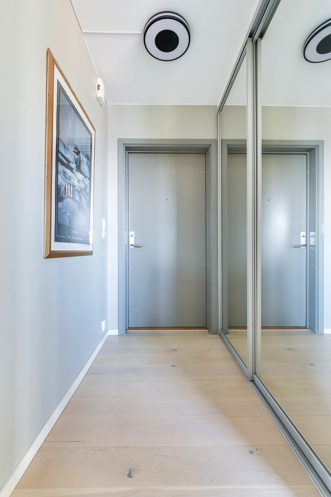 Innbyende entré med stor skyvedørsgarderobe. Leiligheten disponerer en kjellerbod på ca. 5m². Galleribilde