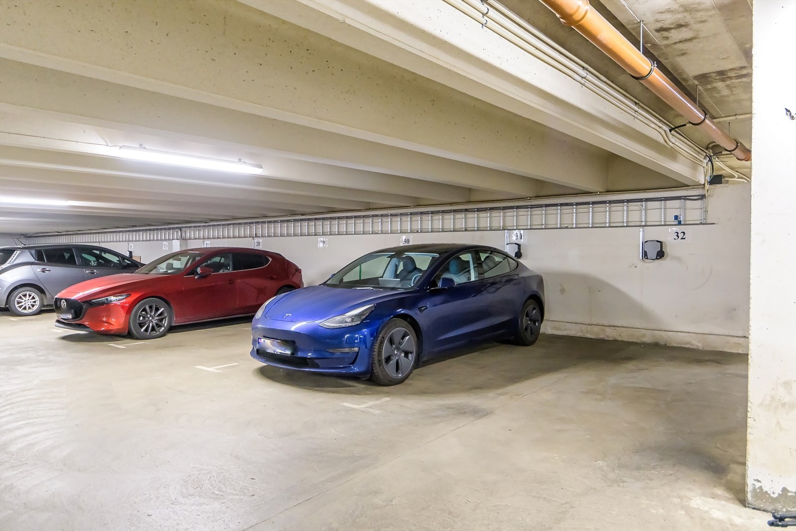 Det medfølger to parkeringsplasser i lukket garasjeanlegg. Galleribilde
