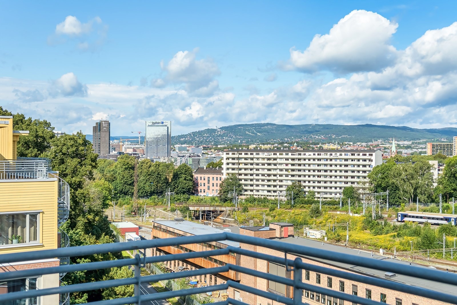 Flott utsikt utover byen og Holmenkollen! Galleribilde