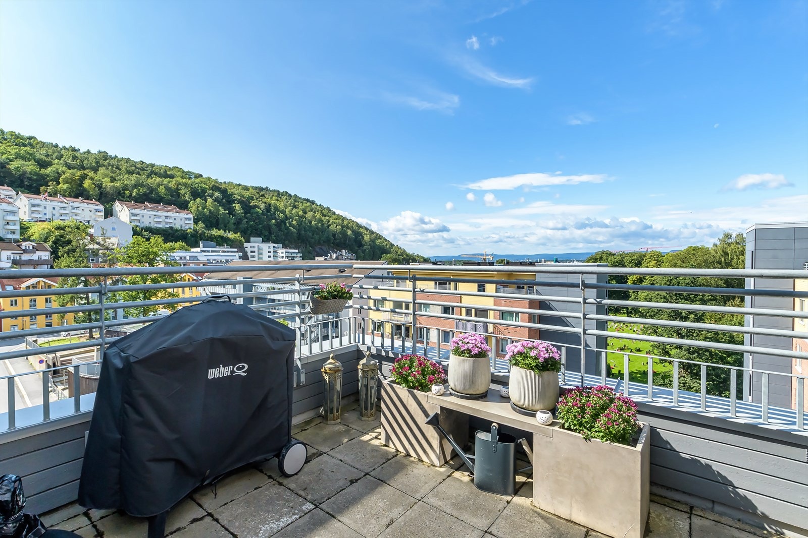Terrassen er av god størrelse med god plass til ulike utemøbler, planter og grill. Galleribilde