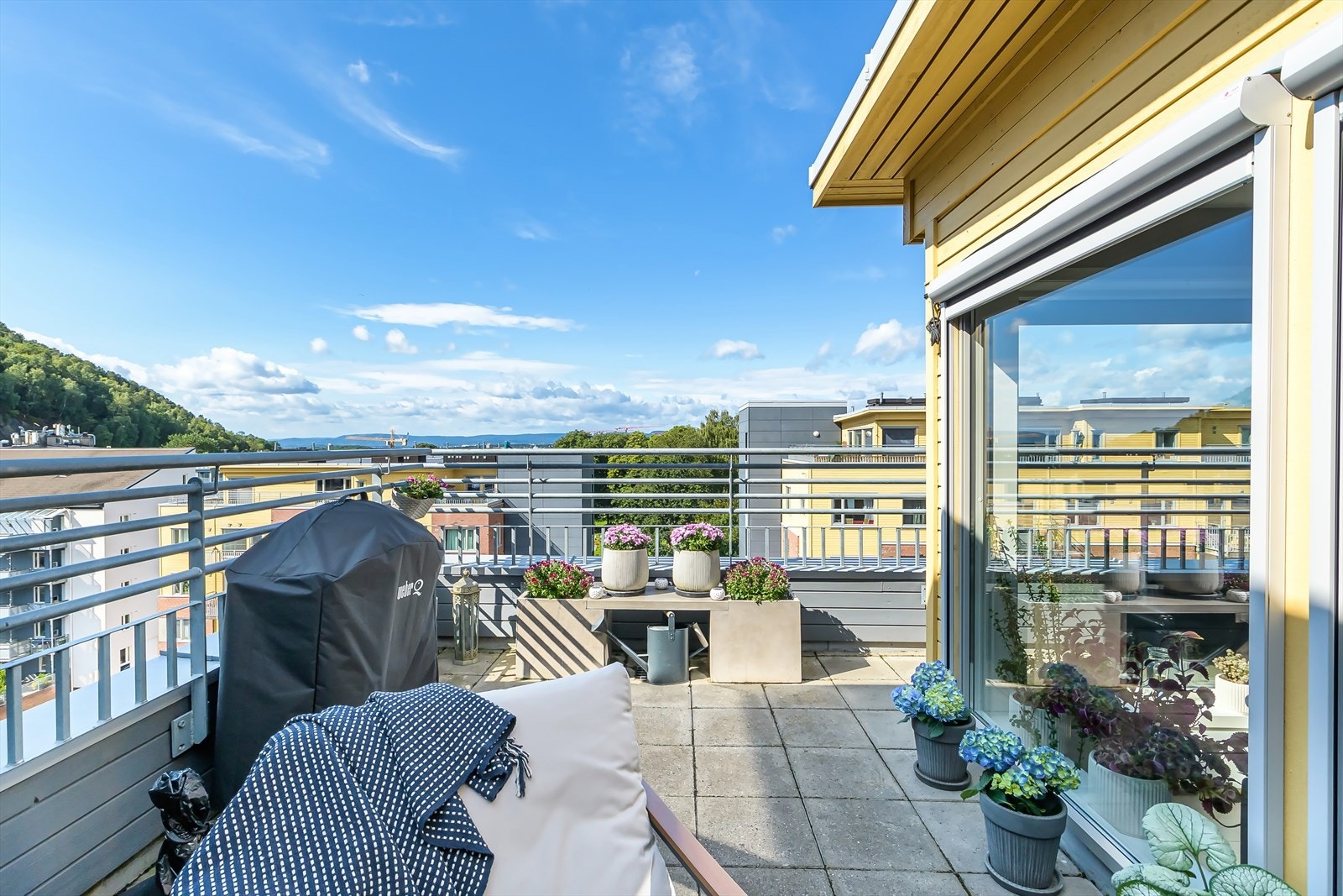 Det er svært gode solforhold og på denne takterrassen kan du nyte ettermiddagssola. Galleribilde