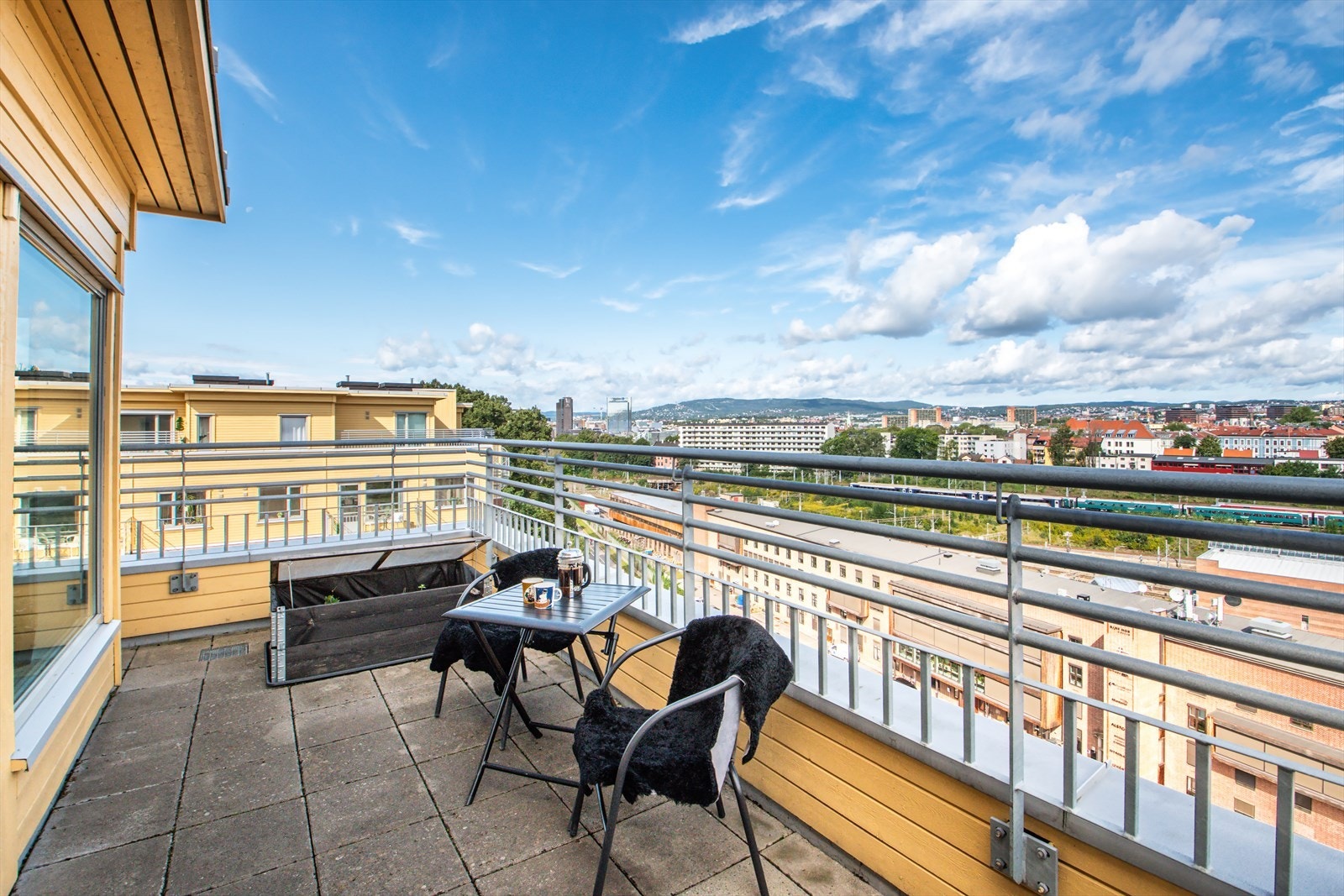 Fra soverommet er det utgang til en flott nordøst-vendt takterrasse på ca. 17 m². Galleribilde