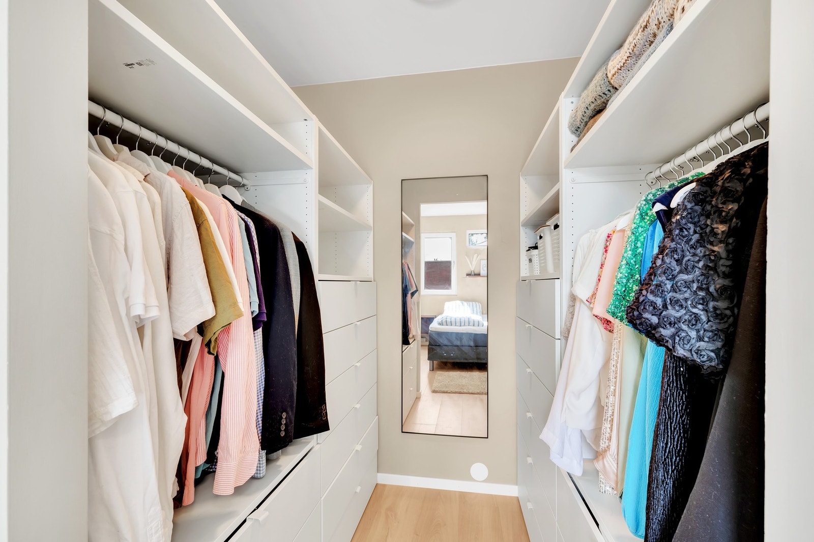 Eget walk-in closet/bod i tilknytning til hovedsoverommet. Galleribilde