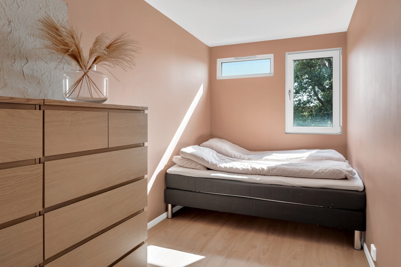 Alle soverommene er av god størrelse og har god plass til dobbeltseng og garderobeskap. Galleribilde