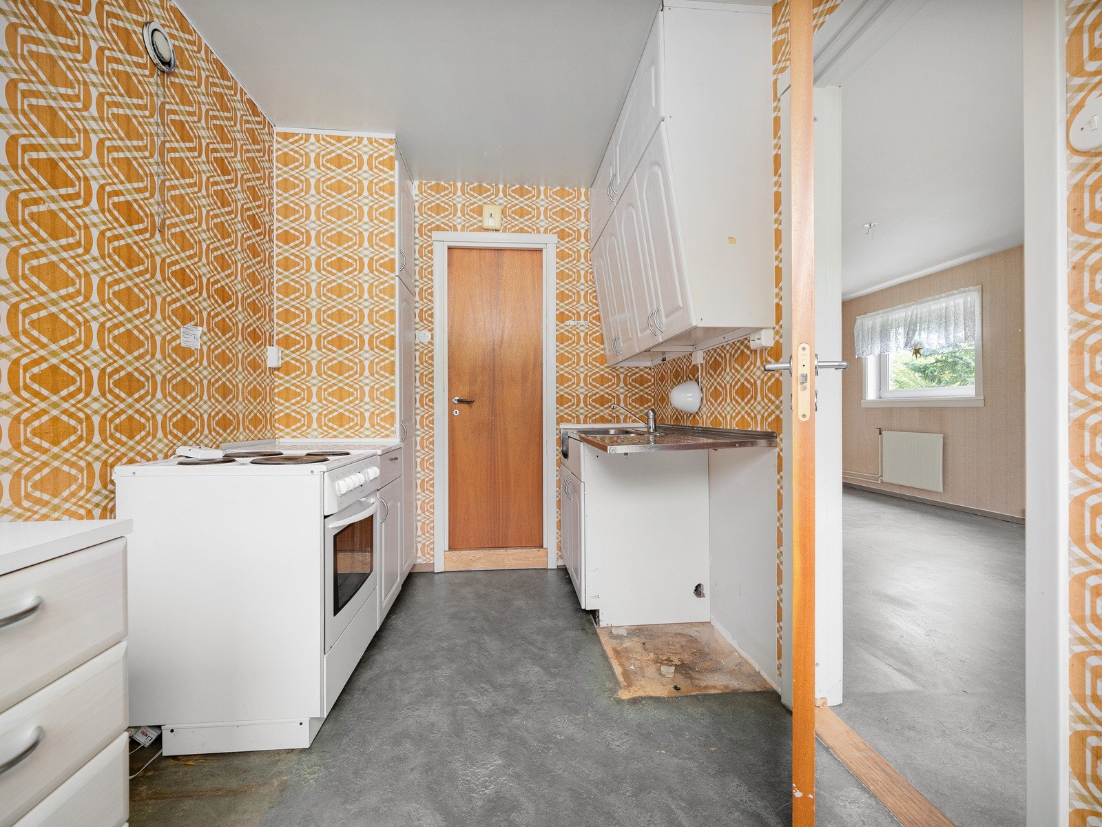 Innredning er av eldre dato med profilerte fronter og benkeplate av laminat. Galleribilde