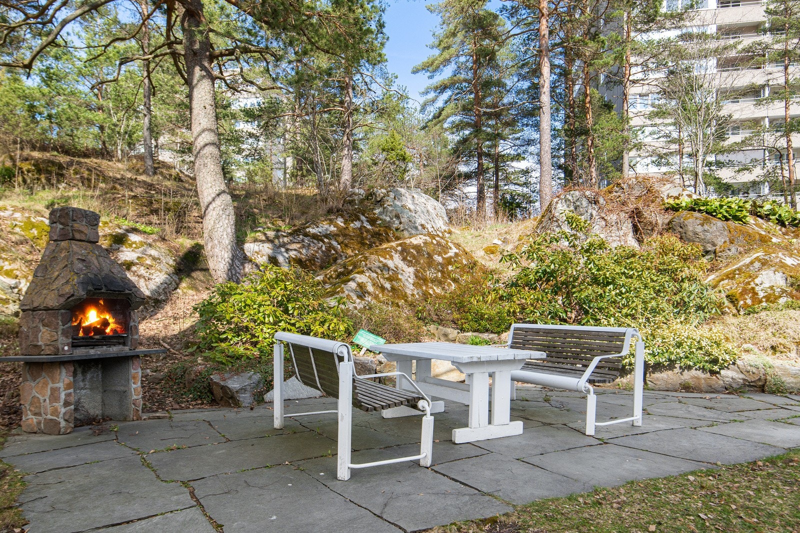 Hyggelig opparbeidet med sitteplasser og grill. Galleribilde