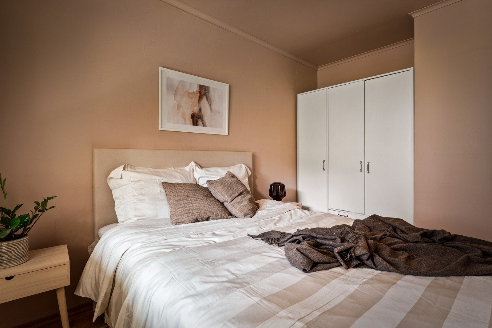 Her er det også god plass til garderobe og stor seng Galleribilde