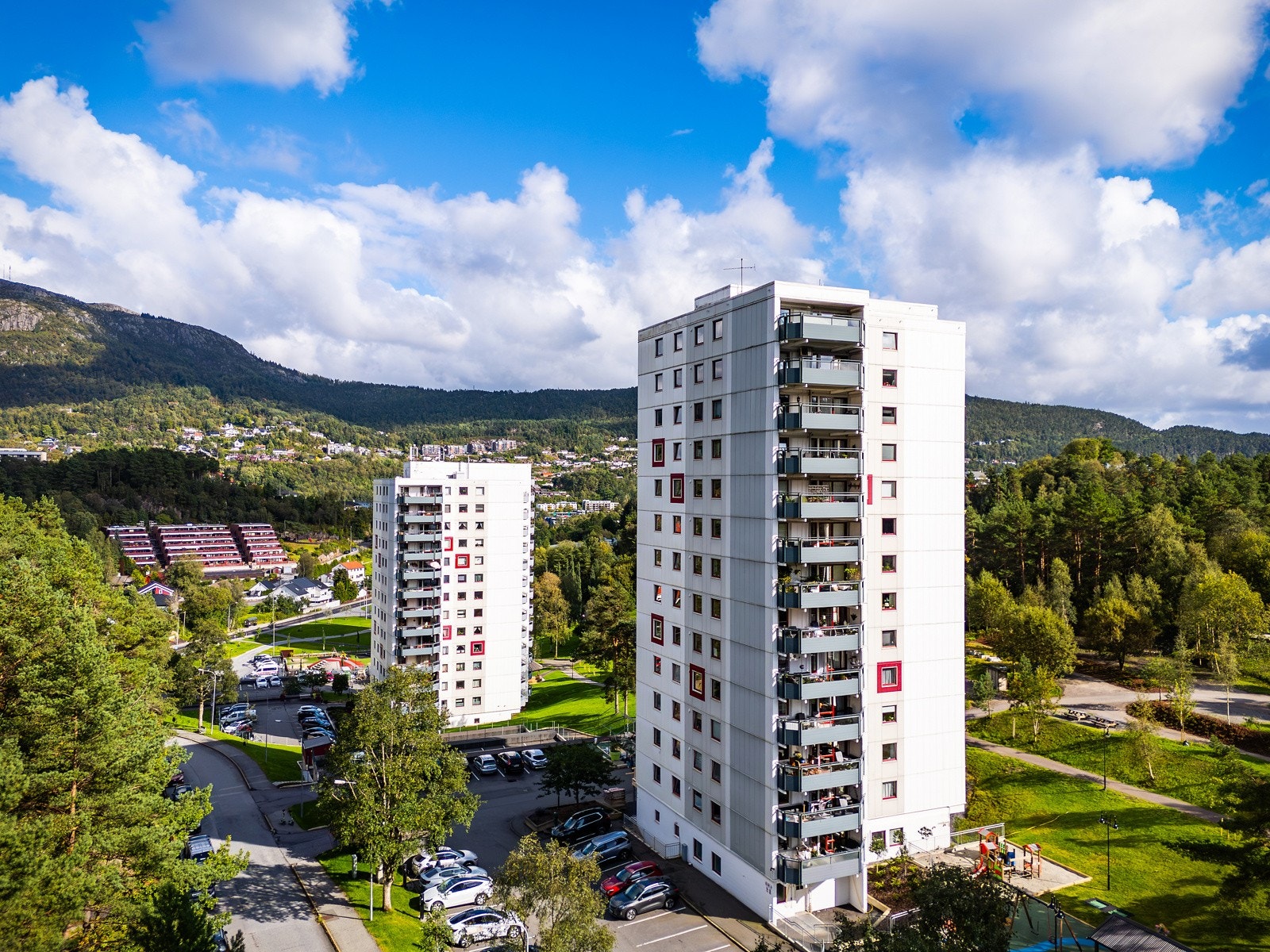 Rett ved boligen har man parkeringsplasser for både beboere og deres gjester Galleribilde