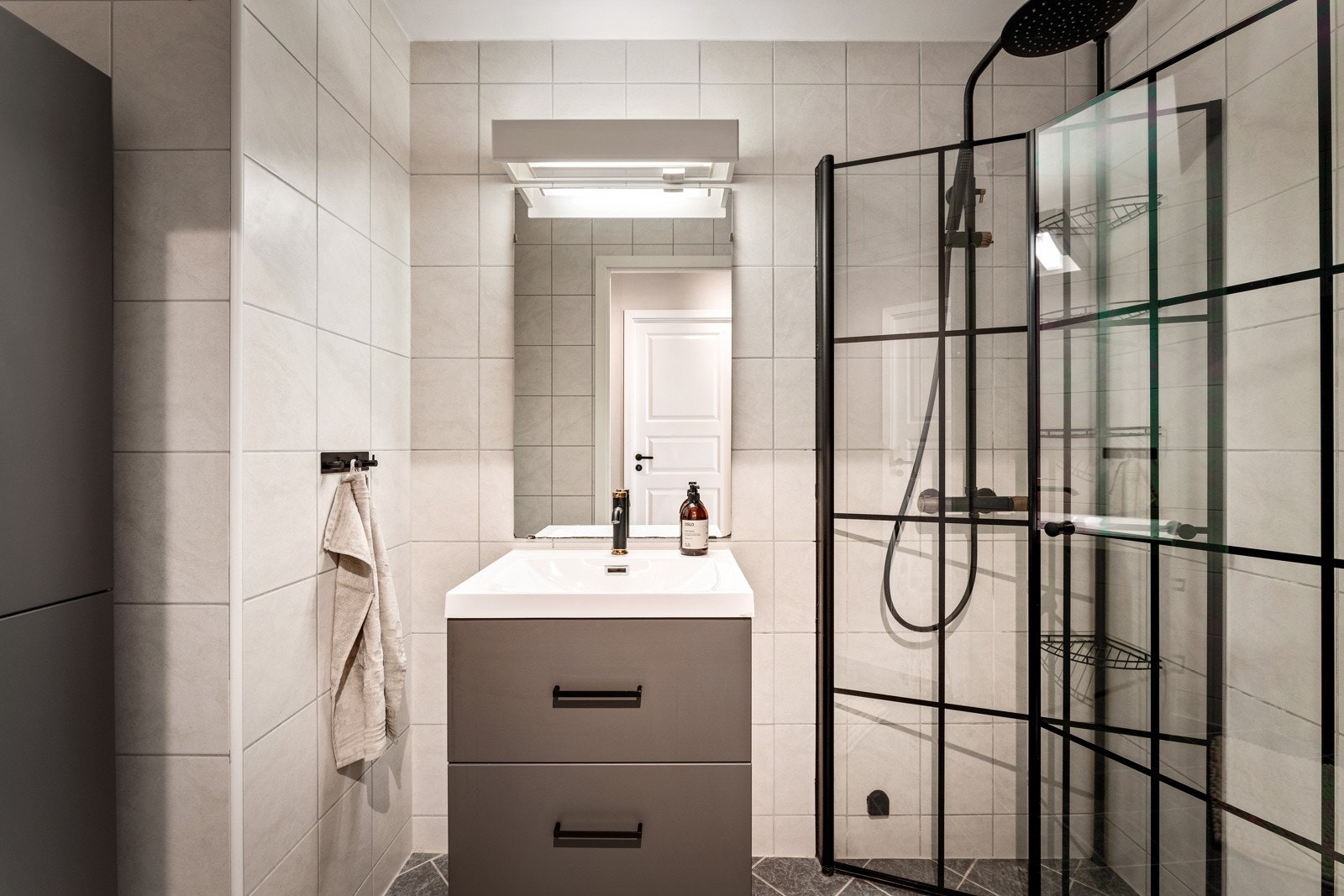 Badet er helfliset, og har fått både ny innredning og dusj siste 2 år Galleribilde