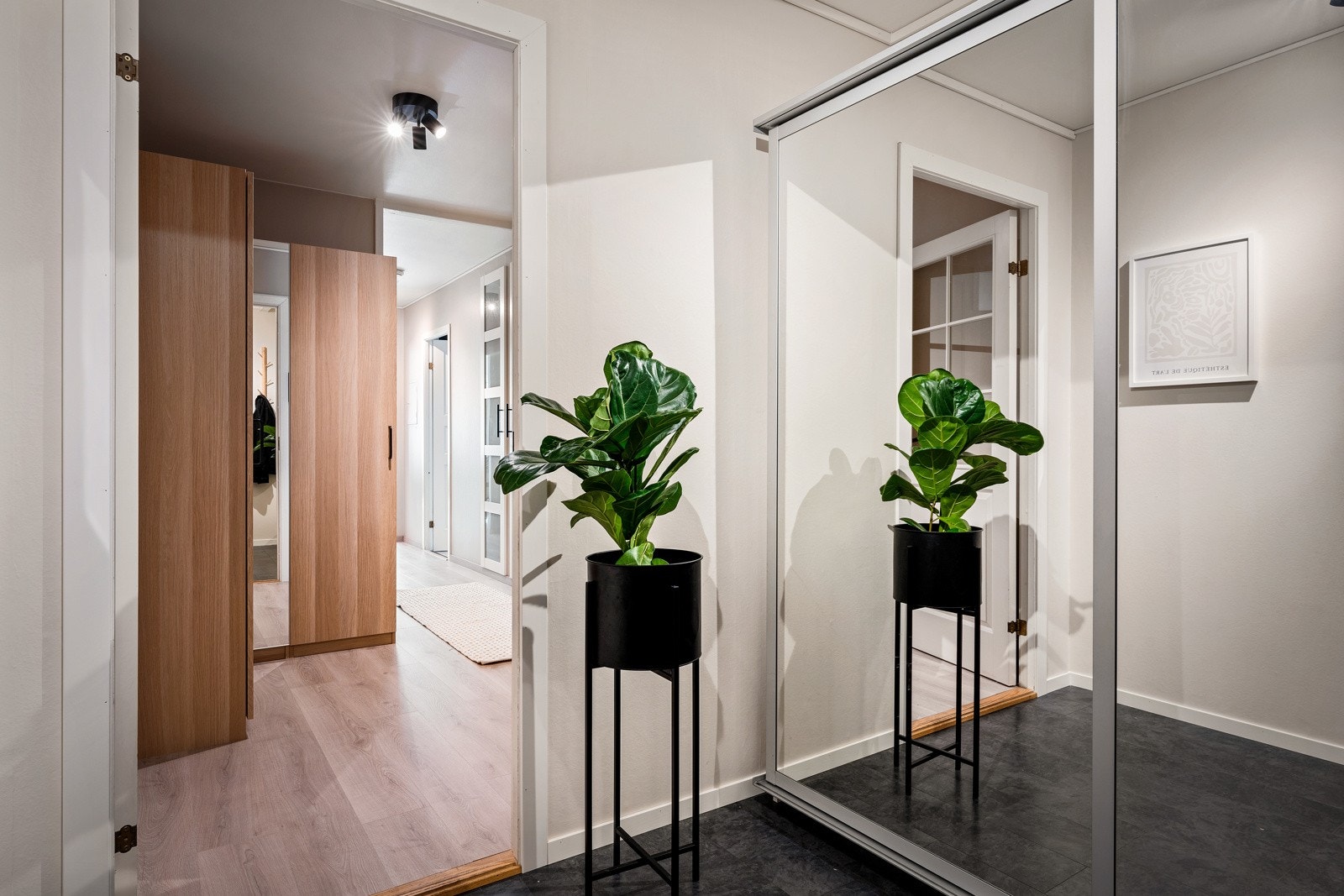 Vi tar turen inn, hvor det første man møter er en stor entre med vegg-til-vegg garderobe Galleribilde