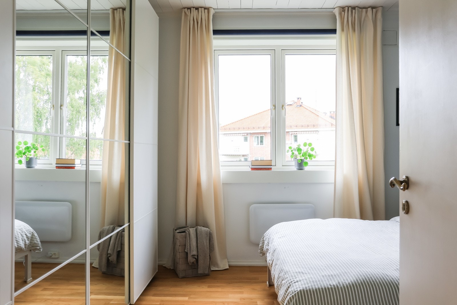 Stor skyvedørsgarderobe samt originalt garderobeskap. Galleribilde