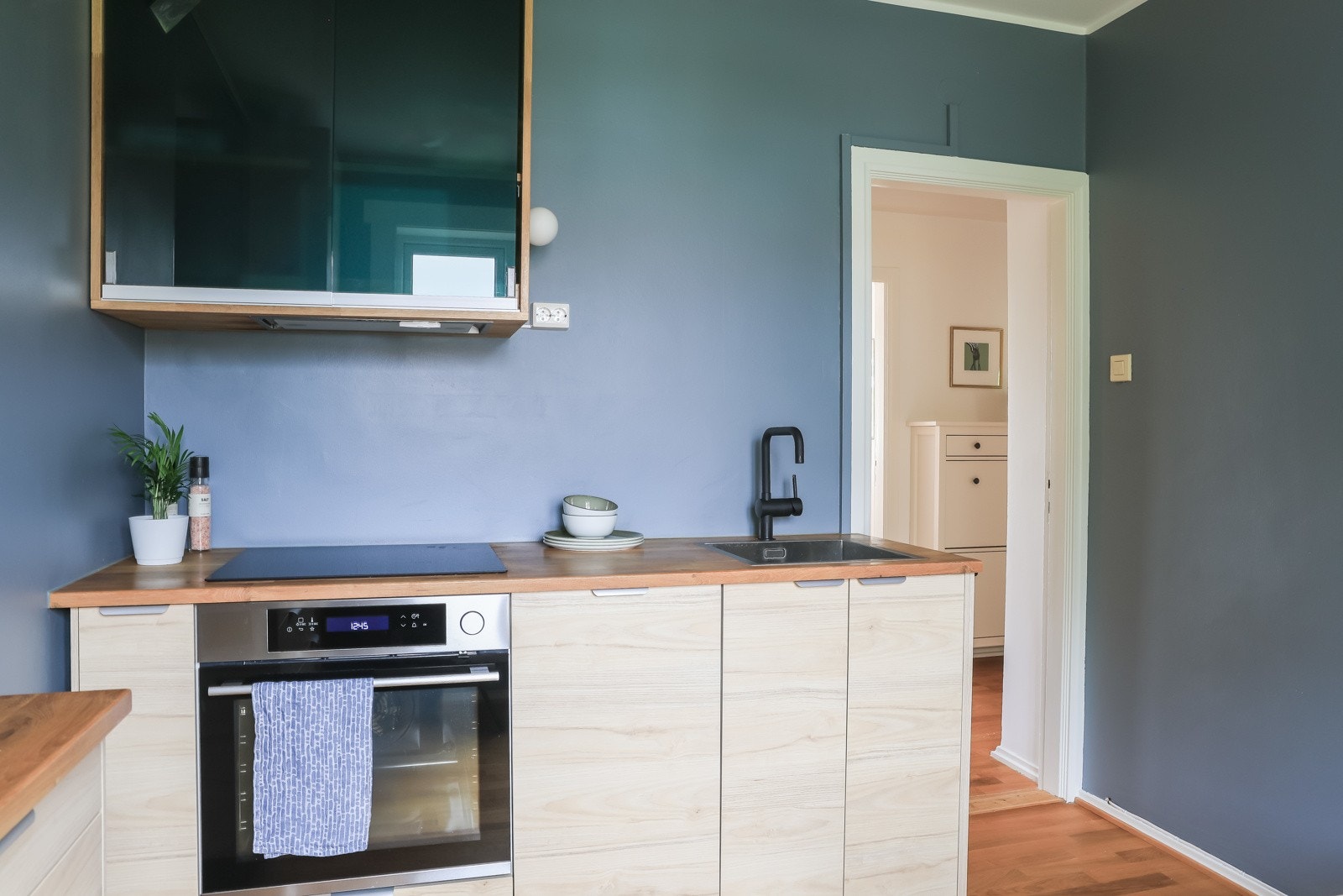 Benkeplate i eik og nedfelt oppvaskkum. Integrerte hvitevarer som oppvaskmaskin, stekeovn/koketopp, og kjøl/frys. Galleribilde