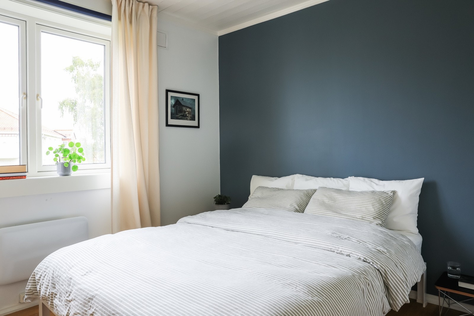 Soverommet har god plass til dobbeltseng. Vinduet på soverommet gir utsyn mot frodige fellesarealer. Galleribilde