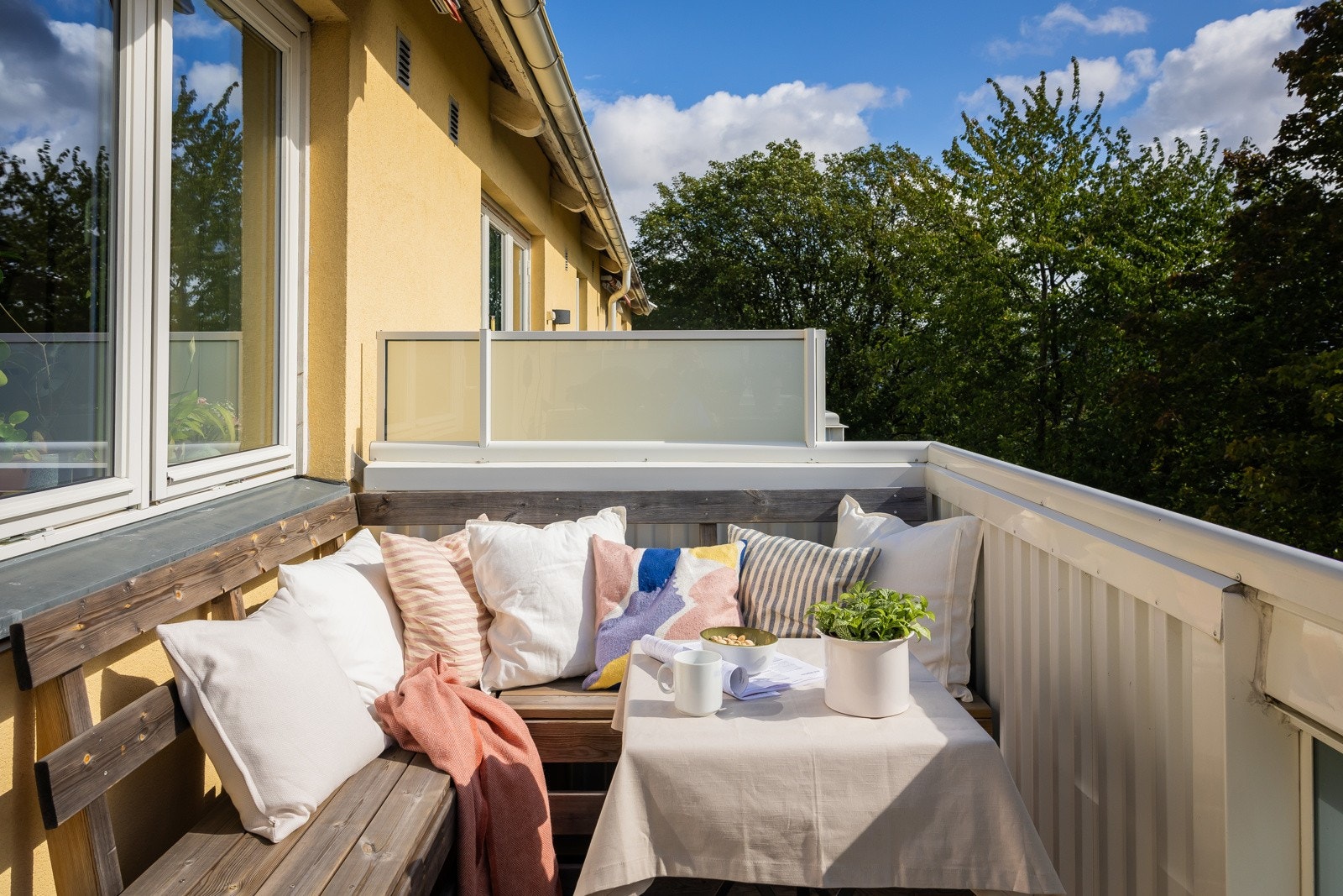 Balkongen har utelampe, stikkontakt og markise fra 2021. Det er tillatt å bruke elektrisk grill på balkongen. Galleribilde