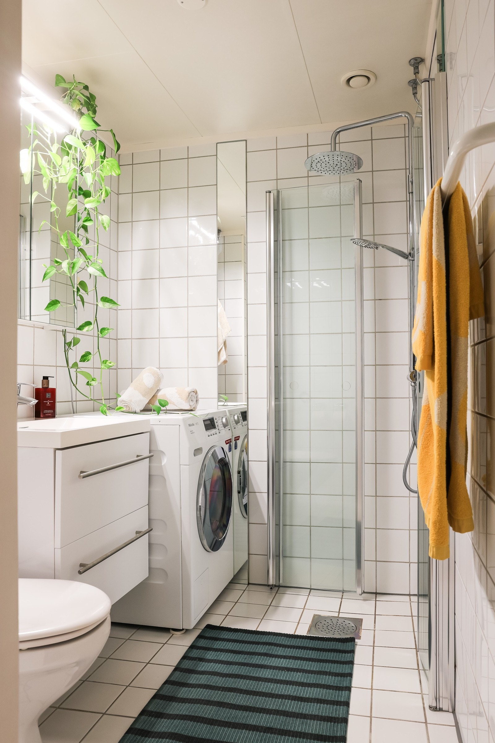 Bad oppgradert i regi av brl., med bl.a. nytt sluk og membraner, samt fliser m.m. Elektrisk gulvvarme og opplegg for vaskemaskin. Galleribilde