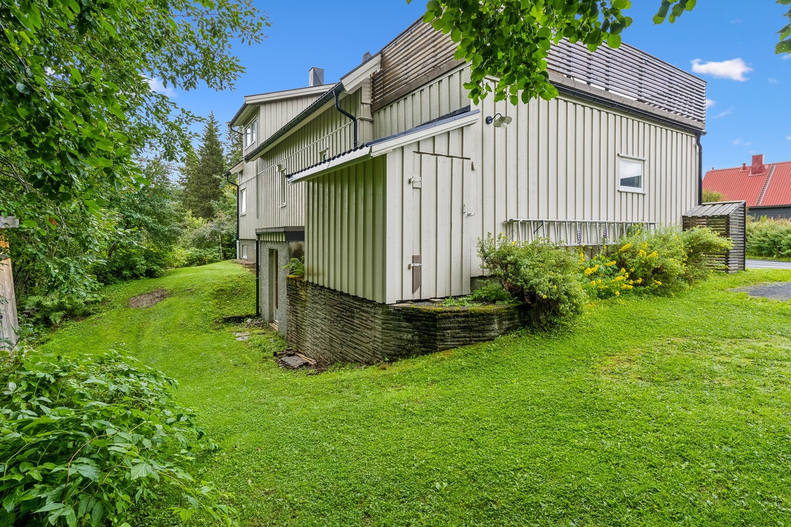 Det er i tillegg til innvendig trapp, dør inn til kjelleren fra baksiden av huset. Galleribilde