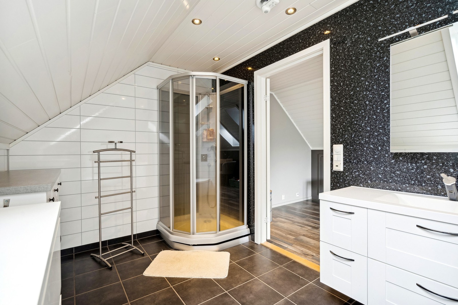 Badet har fliser på gulv med varmekabler og baderomsplater på vegger. Galleribilde