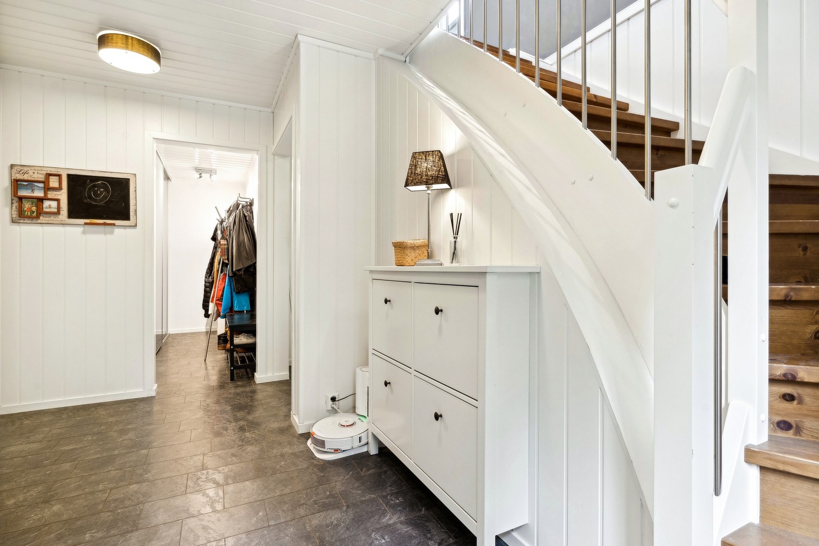 Entré/hall med eget garderoberom, trapperom og adkomst til wc-rom. Galleribilde