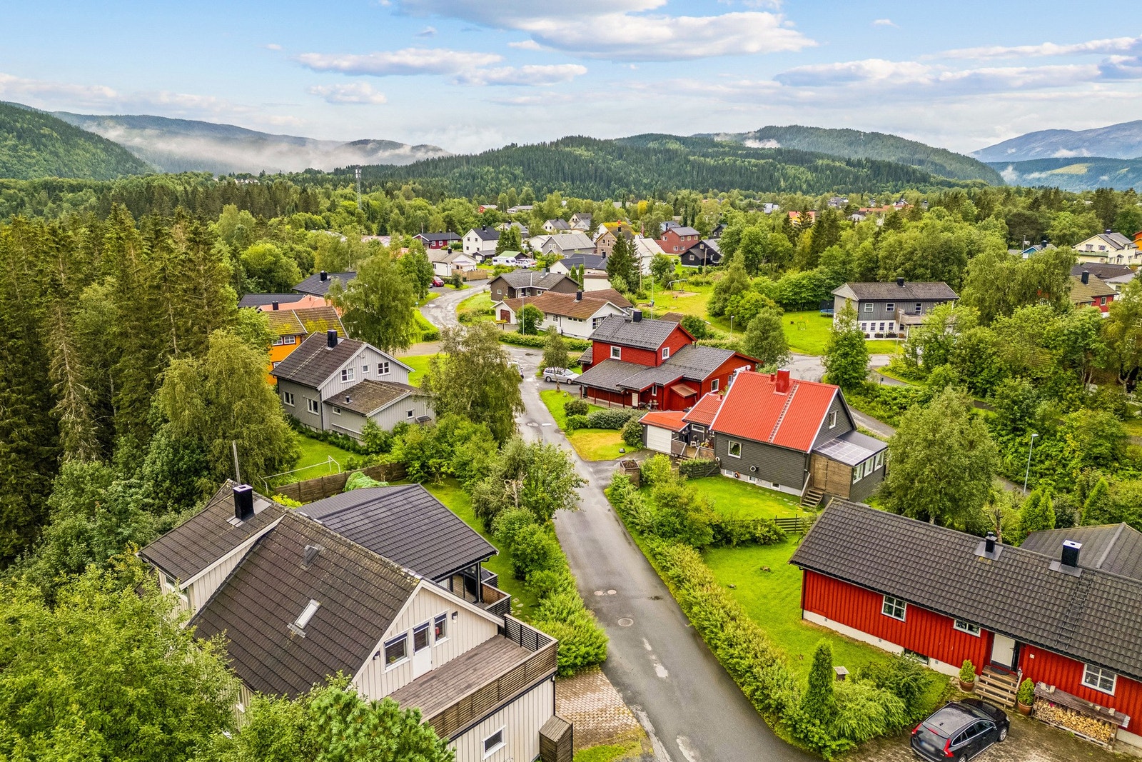 Rolig gate med lite biltrafikk. Galleribilde