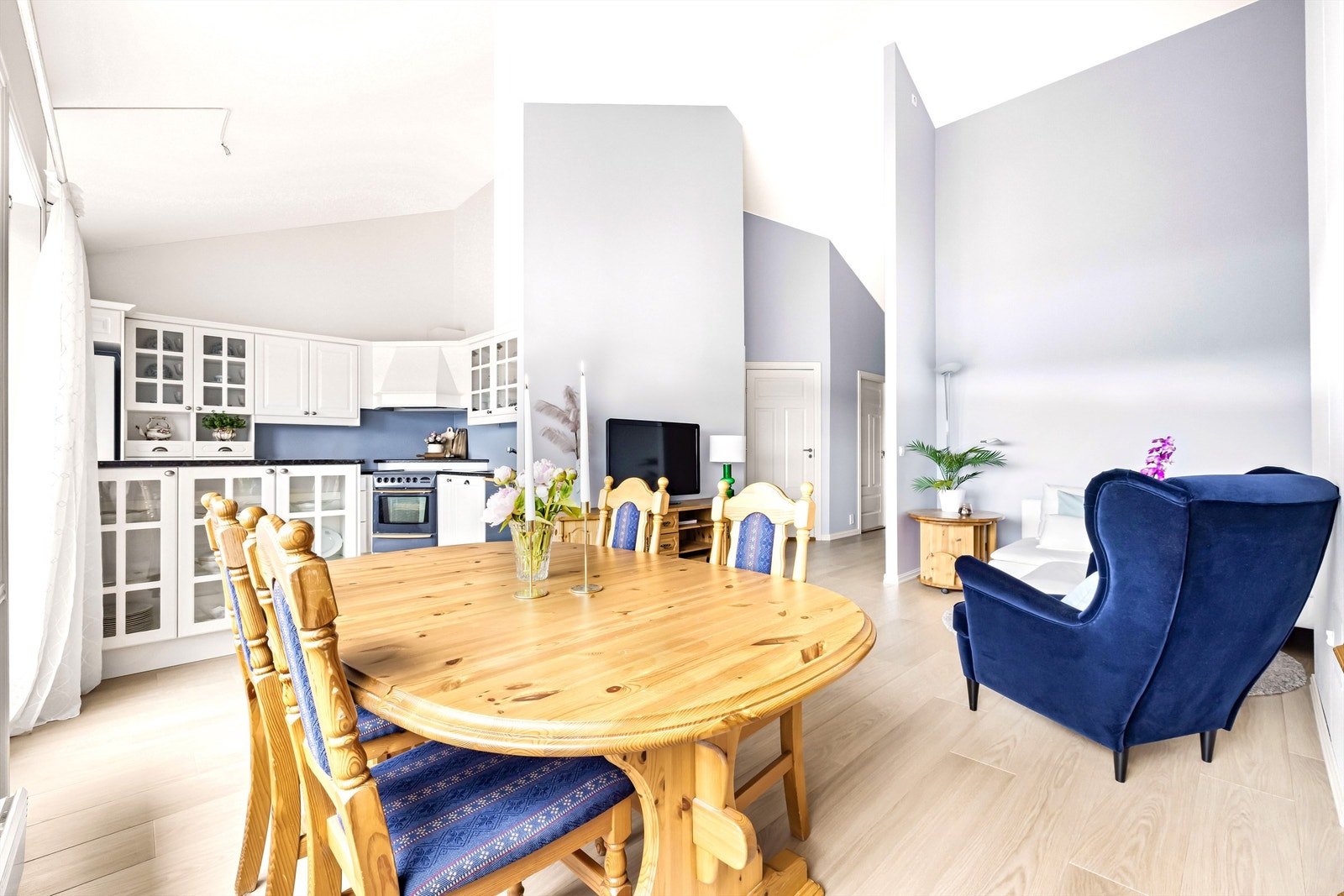 Kjøkkenet har en åpen løsning, flotte høye skråtak. Ett nyere friskt og rent kjøkken. Kjøkkenet ble renovert i 2010 med mange gode og praktiske løsninger. Kjøkkenet ligger perfekt til mot spisestuen, som gir mange muligheter for sosiale sammenkomster. Galleribilde
