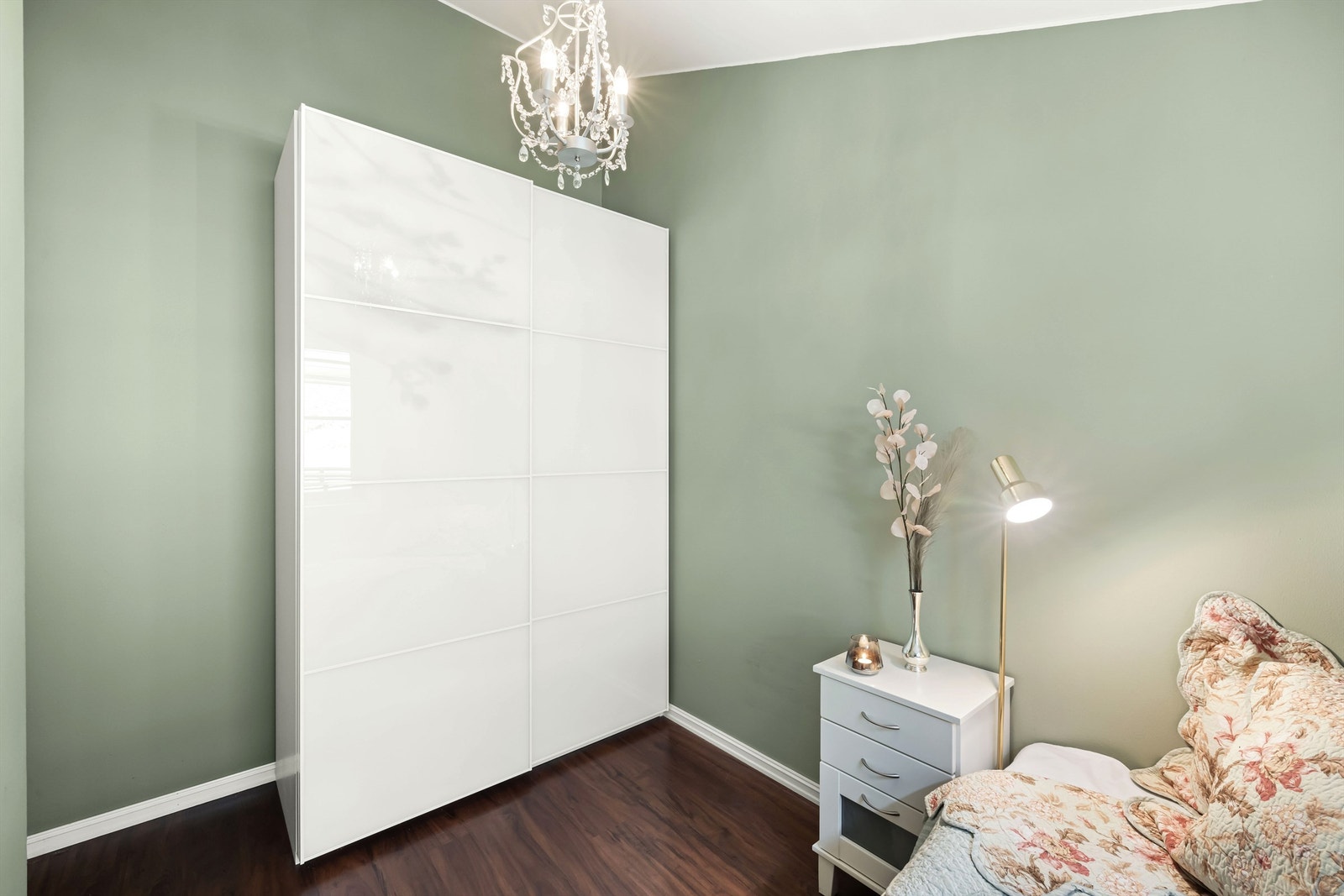 Leiligheten har to romslige soverom. God plass til dobbelt seng og garderobe med store skyvedørsgarderober fra 2010. Parkett og malte vegger fra 2010. Vinduene på soverommet vender ut mot baksiden som er stille og rolig. Galleribilde