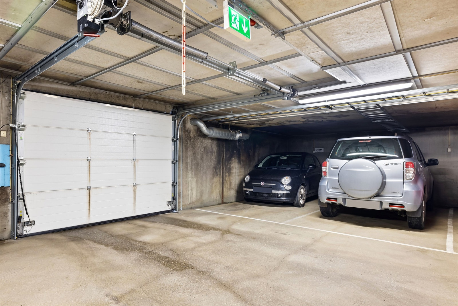 Leiligheten har en tildelt parkeringsplass i felles garasjeanlegg. Det er gjesteparkeringsplasser i borettslaget. Det er mulig å etablere el-bil lader om ønskelig. Galleribilde