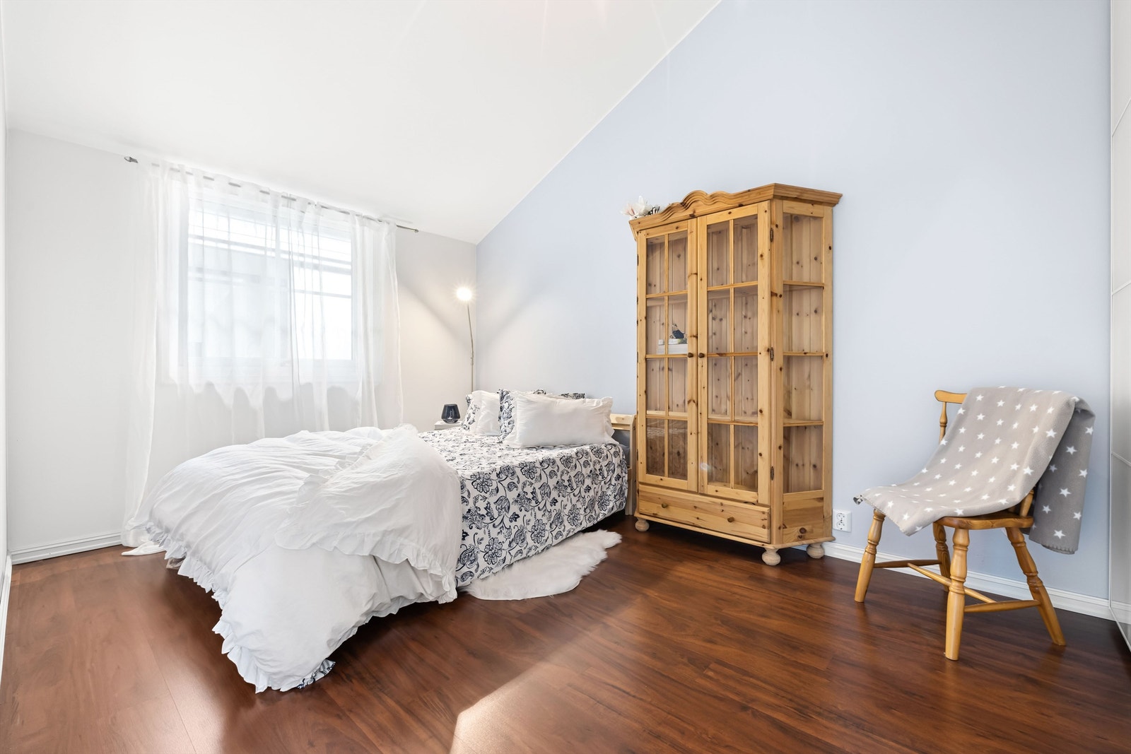 Leiligheten har to romslige soverom. God plass til dobbelt seng og garderobe med store skyvedørsgarderober fra 2010. Parkett og malte vegger fra 2010. Vinduene på soverommet vender ut mot baksiden som er stille og rolig. Galleribilde