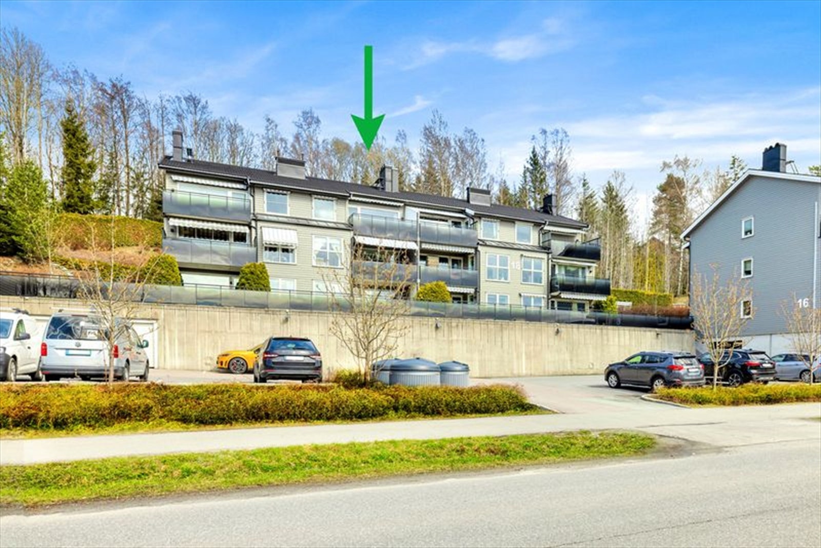 Eiendommen ligger meget attraktivt og sentralt til på Lurud/Skedsmokorset i Lillestrøm kommune.
Eiendommen er satt opp på en høyde høyere enn de andre bygningene som gir en fin utsikt utover trær og skog Galleribilde