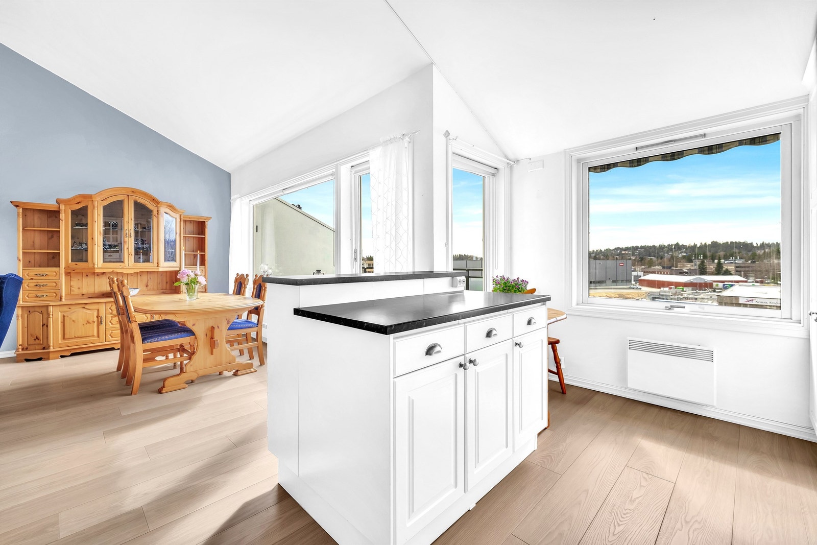 Kjøkkenet har en åpen løsning, flotte høye skråtak. Ett nyere friskt og rent kjøkken. Kjøkkenet ble renovert i 2010 med mange gode og praktiske løsninger. Kjøkkenet ligger perfekt til mot spisestuen, som gir mange muligheter for sosiale sammenkomster Galleribilde