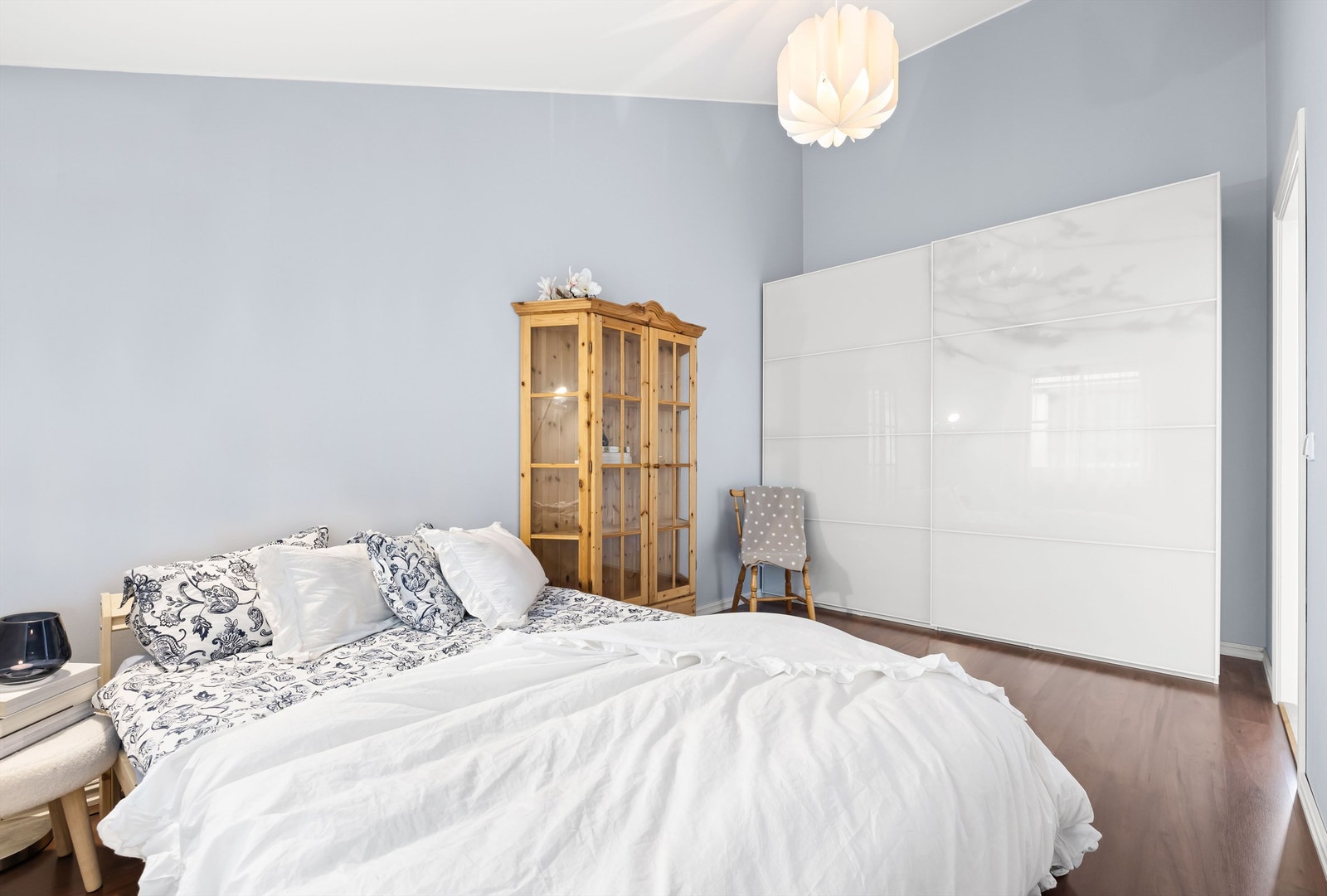 Leiligheten har to romslige soverom. God plass til dobbelt seng og garderobe med store skyvedørsgarderober fra 2010. Parkett og malte vegger fra 2010. Vinduene på soverommet vender ut mot baksiden som er stille og rolig. Galleribilde