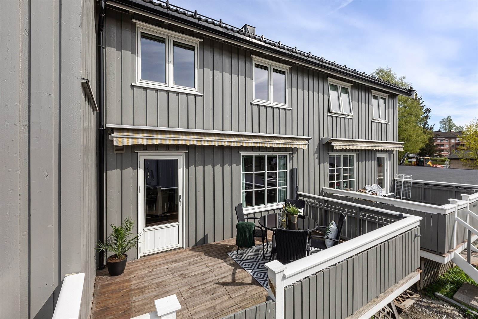 Stor terrasse med adkomst fra stue. Galleribilde